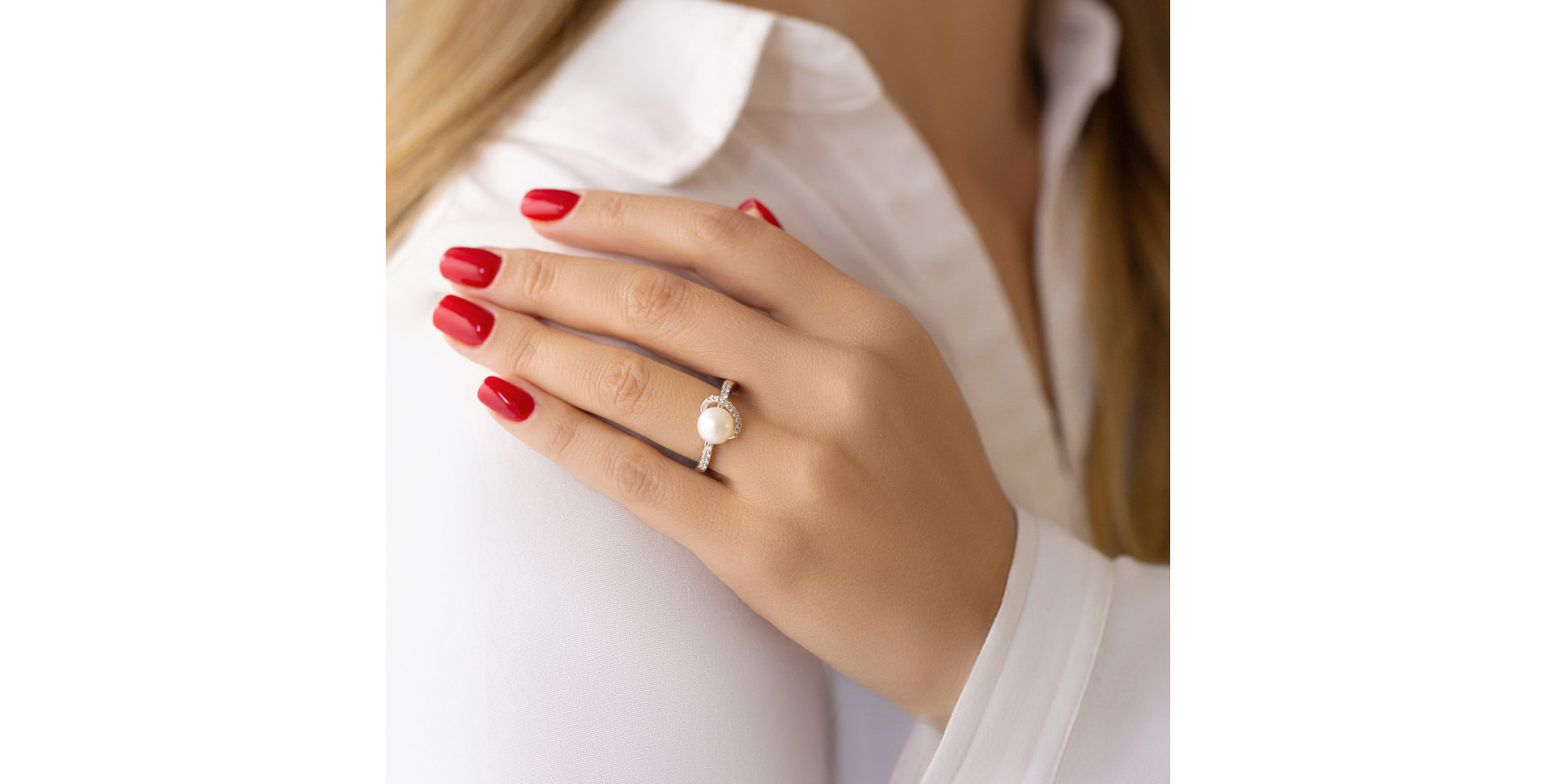 Diamond ring with Pearl Graceful Wonder