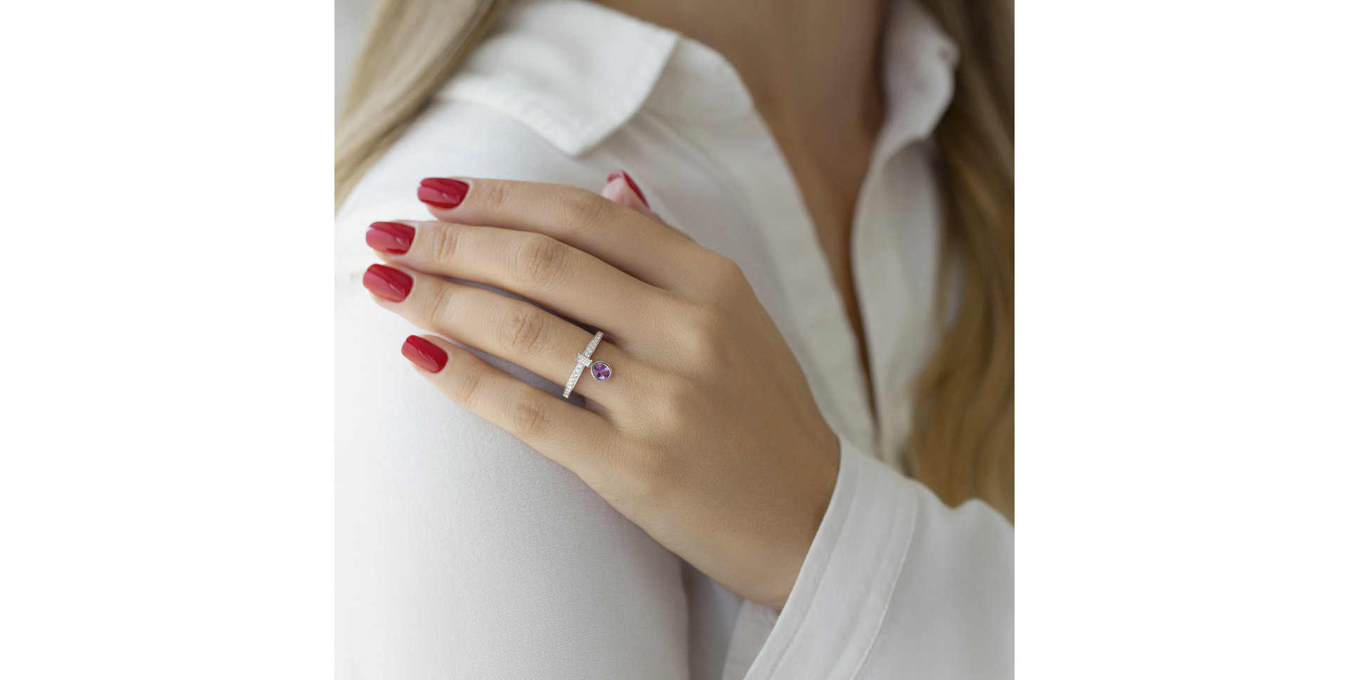 Diamond ring with Sapphire Verona