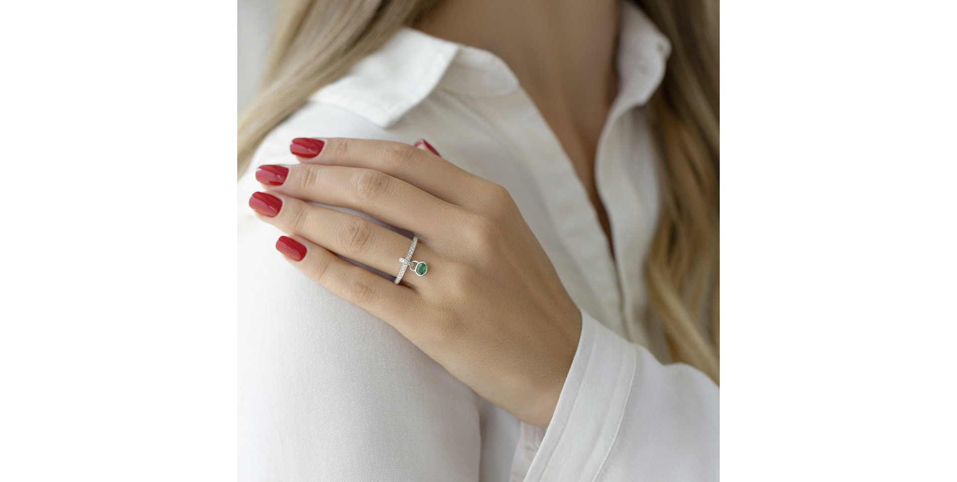 Diamond ring with Emerald Angeline