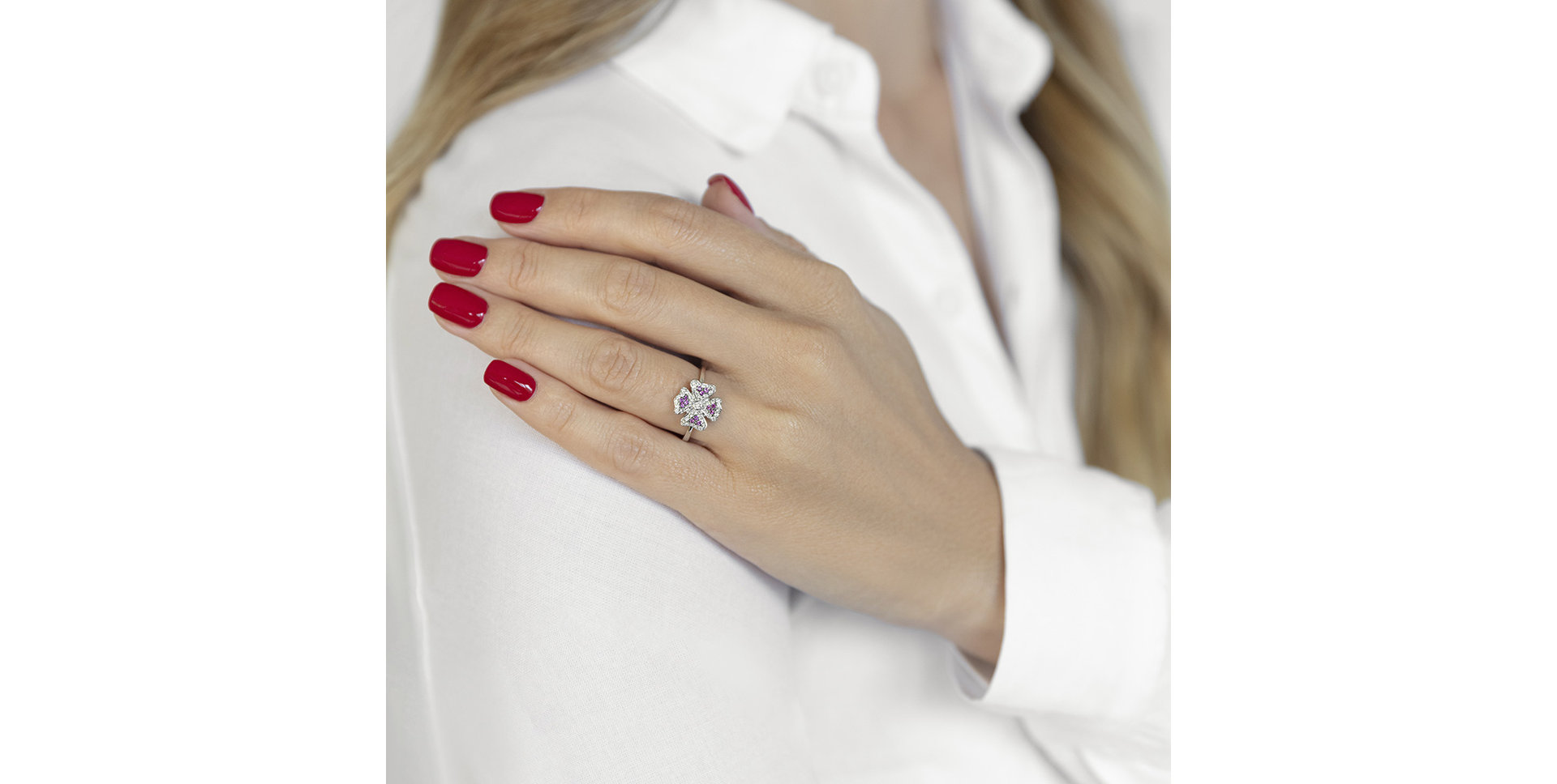 Diamond ring with Sapphire Mystic Flower