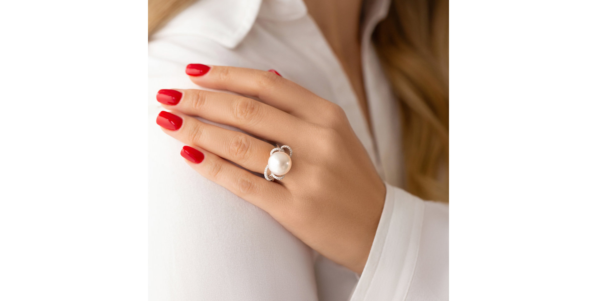 Diamond ring with Pearl Passepied