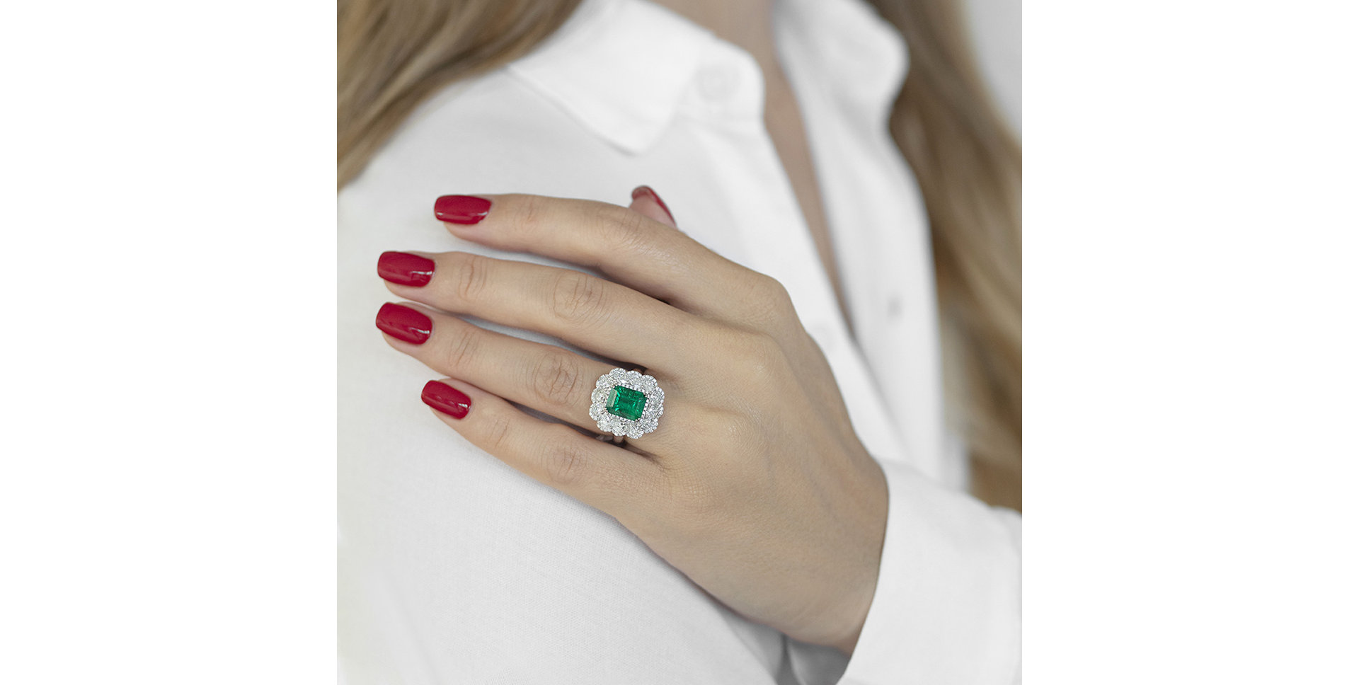 Diamond ring with Emerald Frozen Aurora