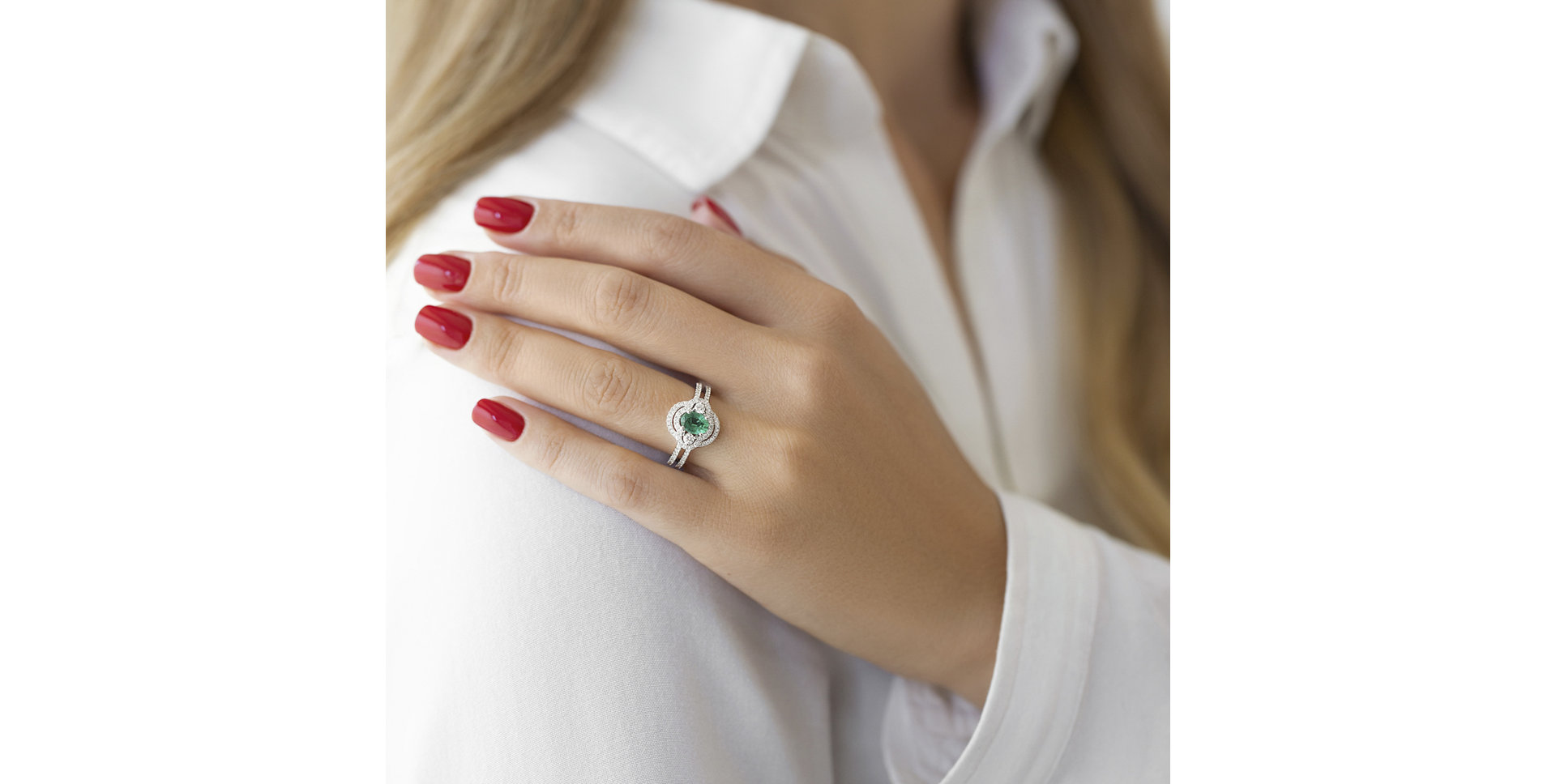 Diamond ring with Emerald Ariella