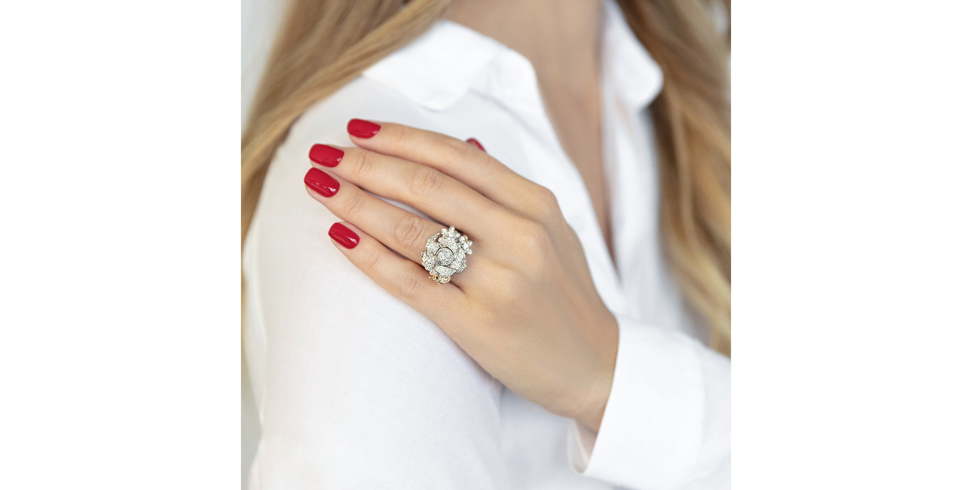 Ring with black and white diamonds Marquise