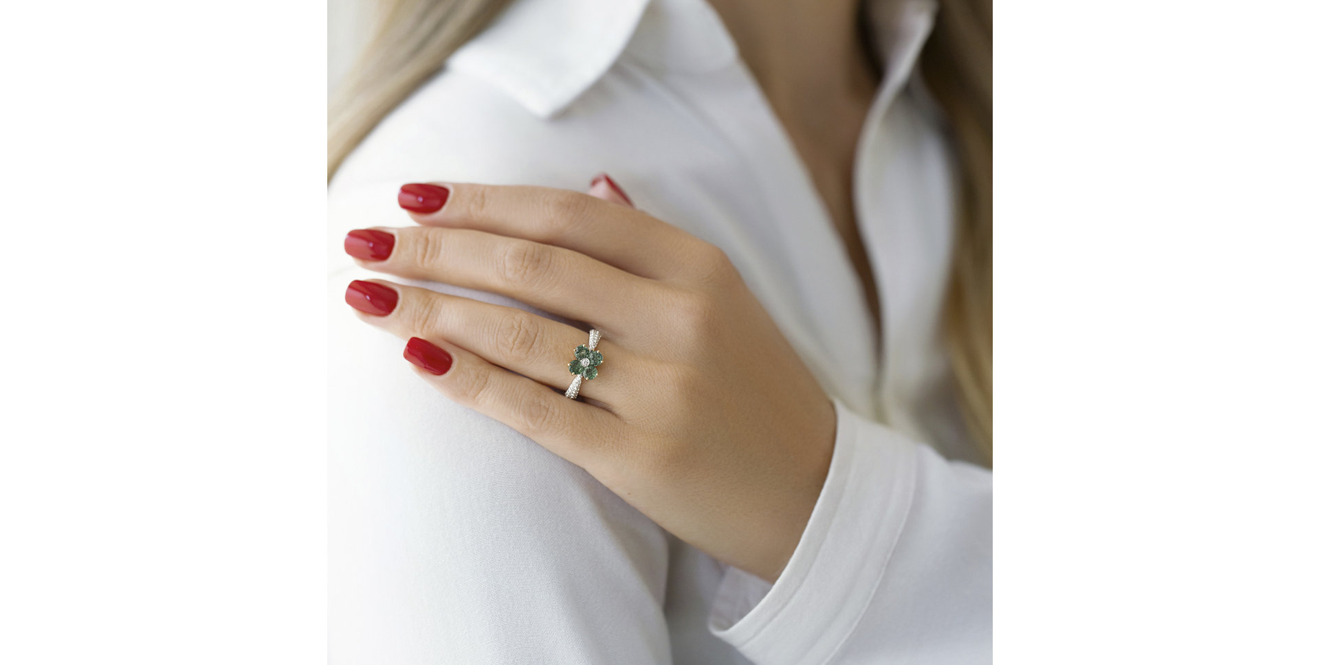 Diamond ring with Emerald Genoveva
