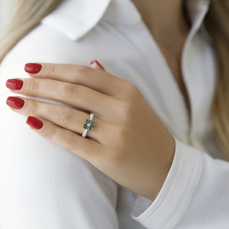 Diamond ring with Emerald Genoveva