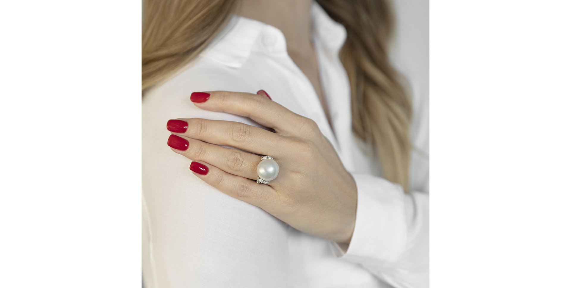 Diamond ring with Pearl and Sapphire Antheia