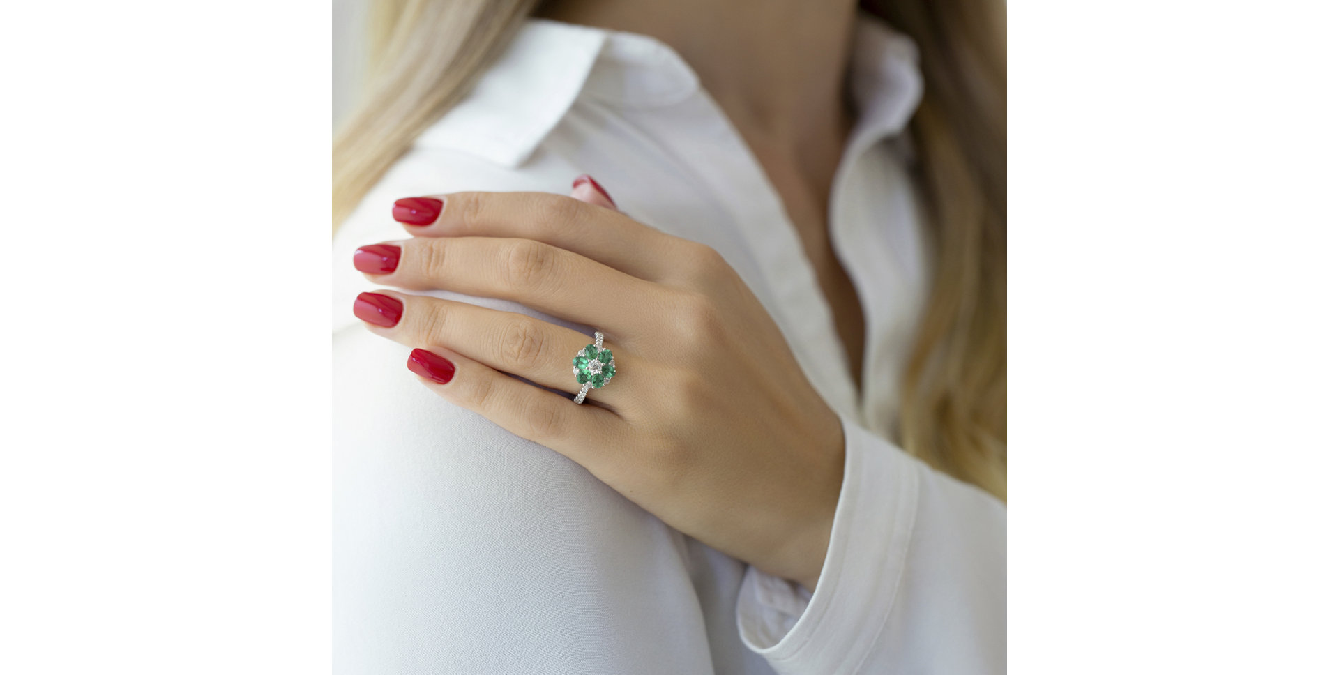Diamond ring with Emerald Daleyza