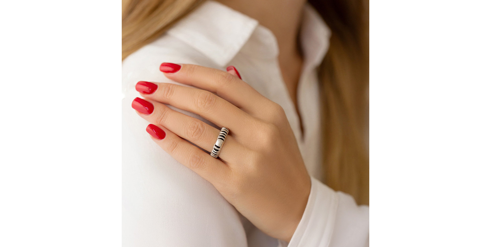 Diamond ring with Onyx Witching Harmony