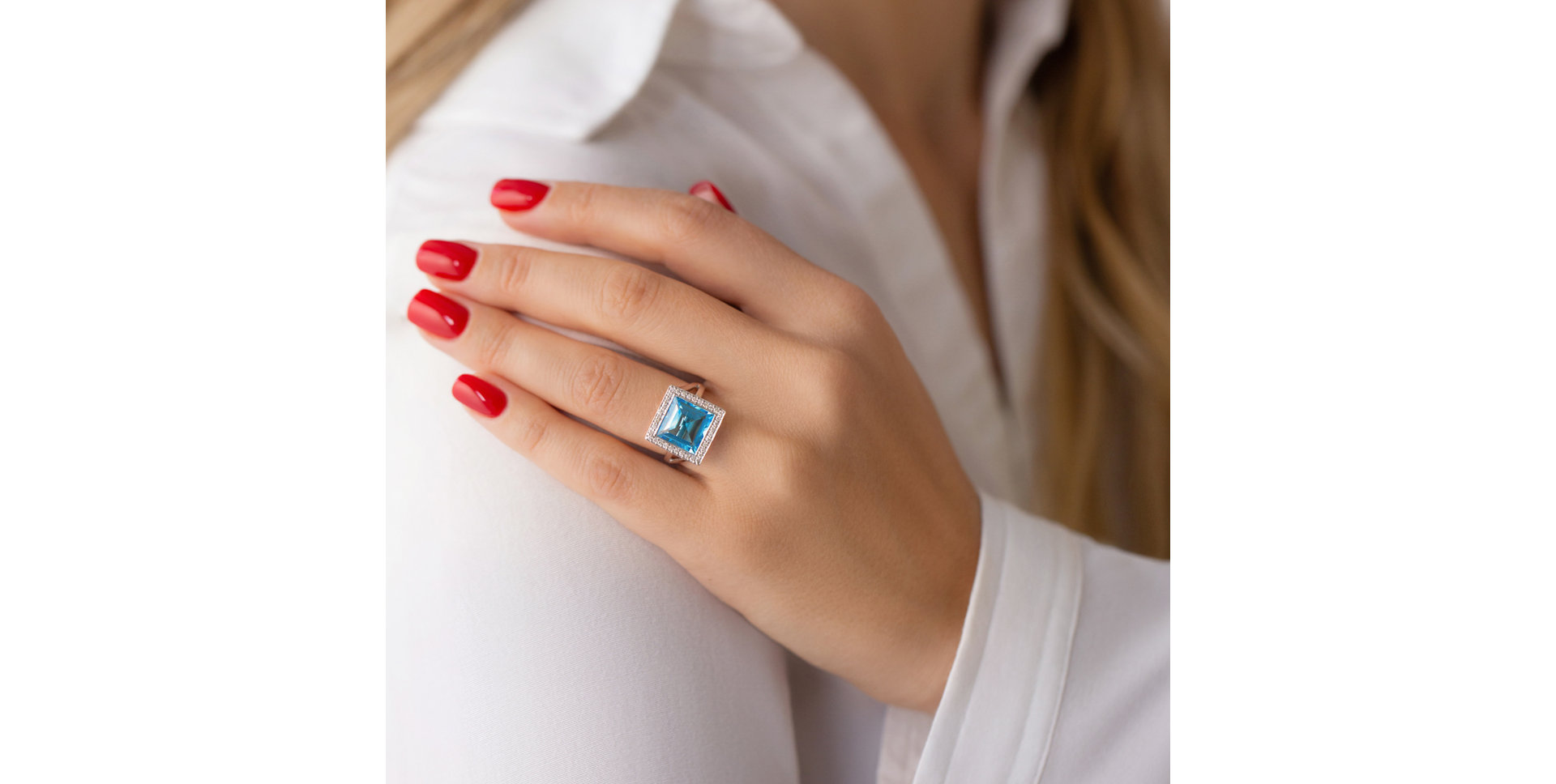 Diamond ring with Topaz Loria