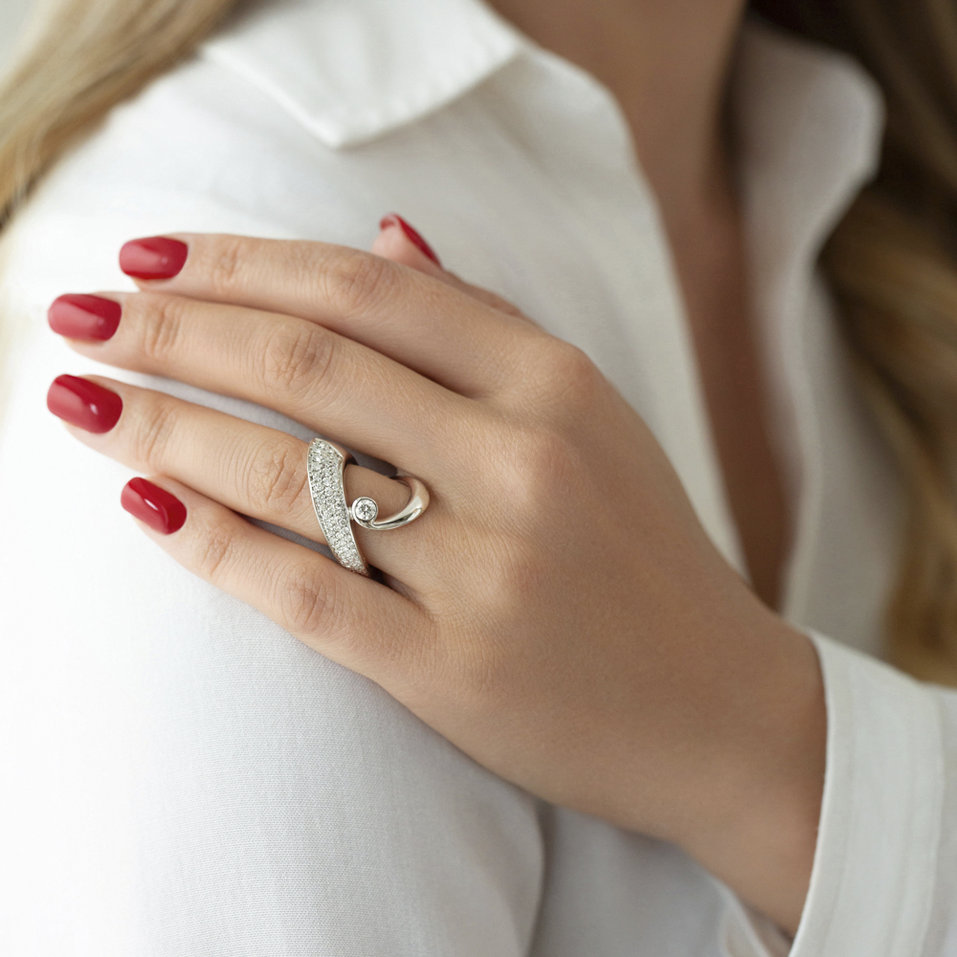 Diamond ring Sensuality