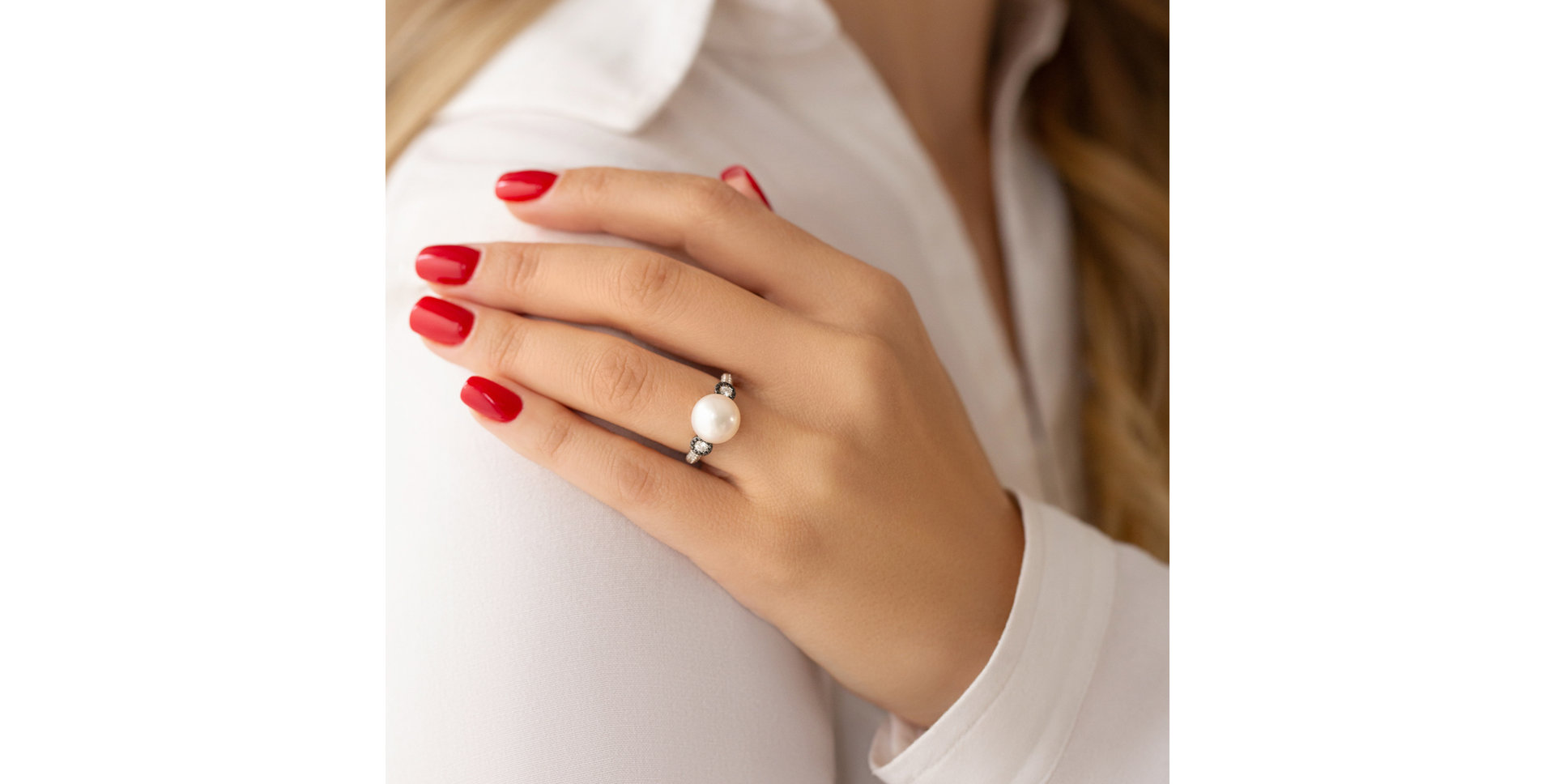 Ring with black and white diamonds and Pearl Aqua Reflection