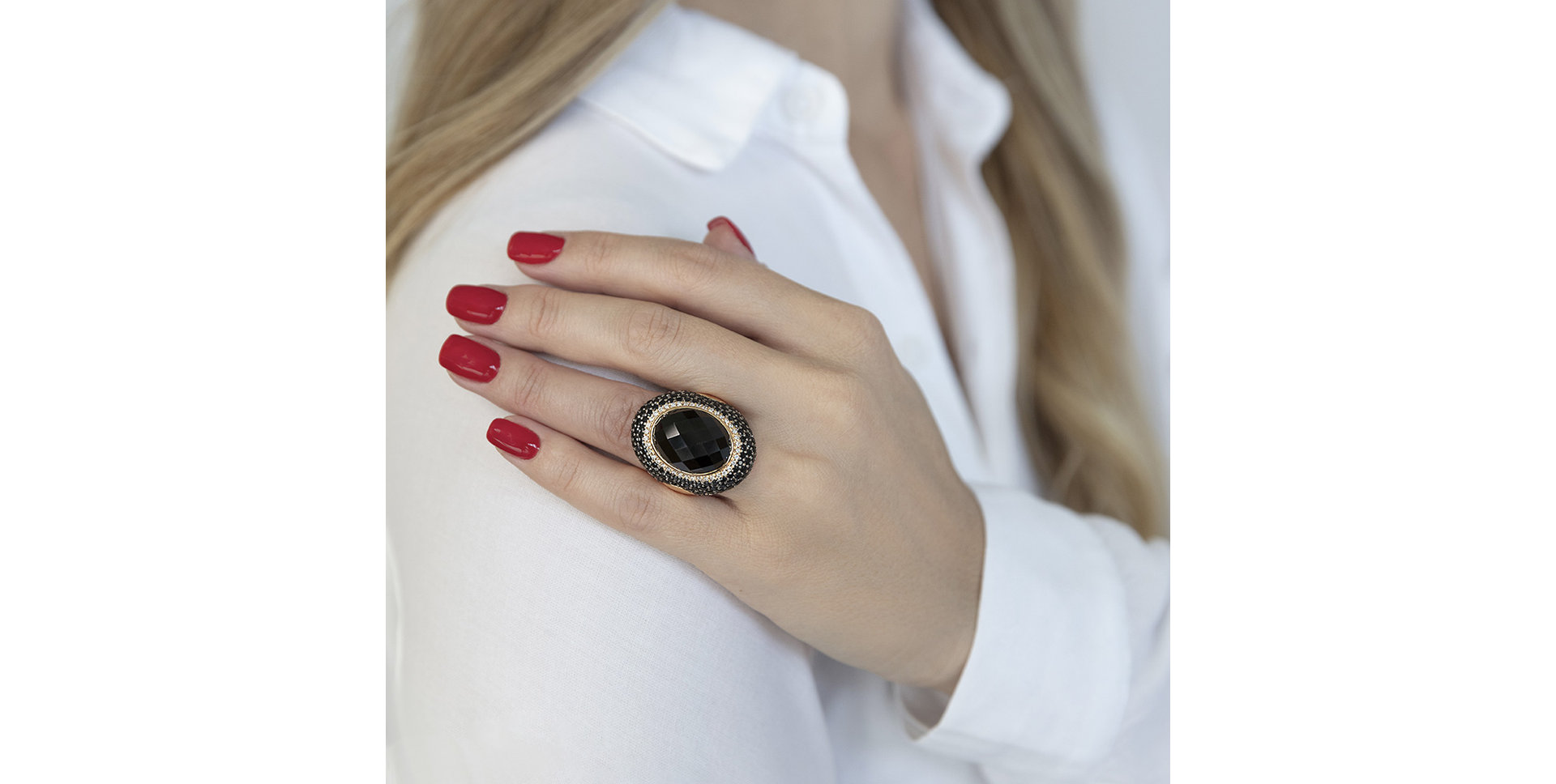 Ring with Garnet, diamonds and Sapphire Carnation Café