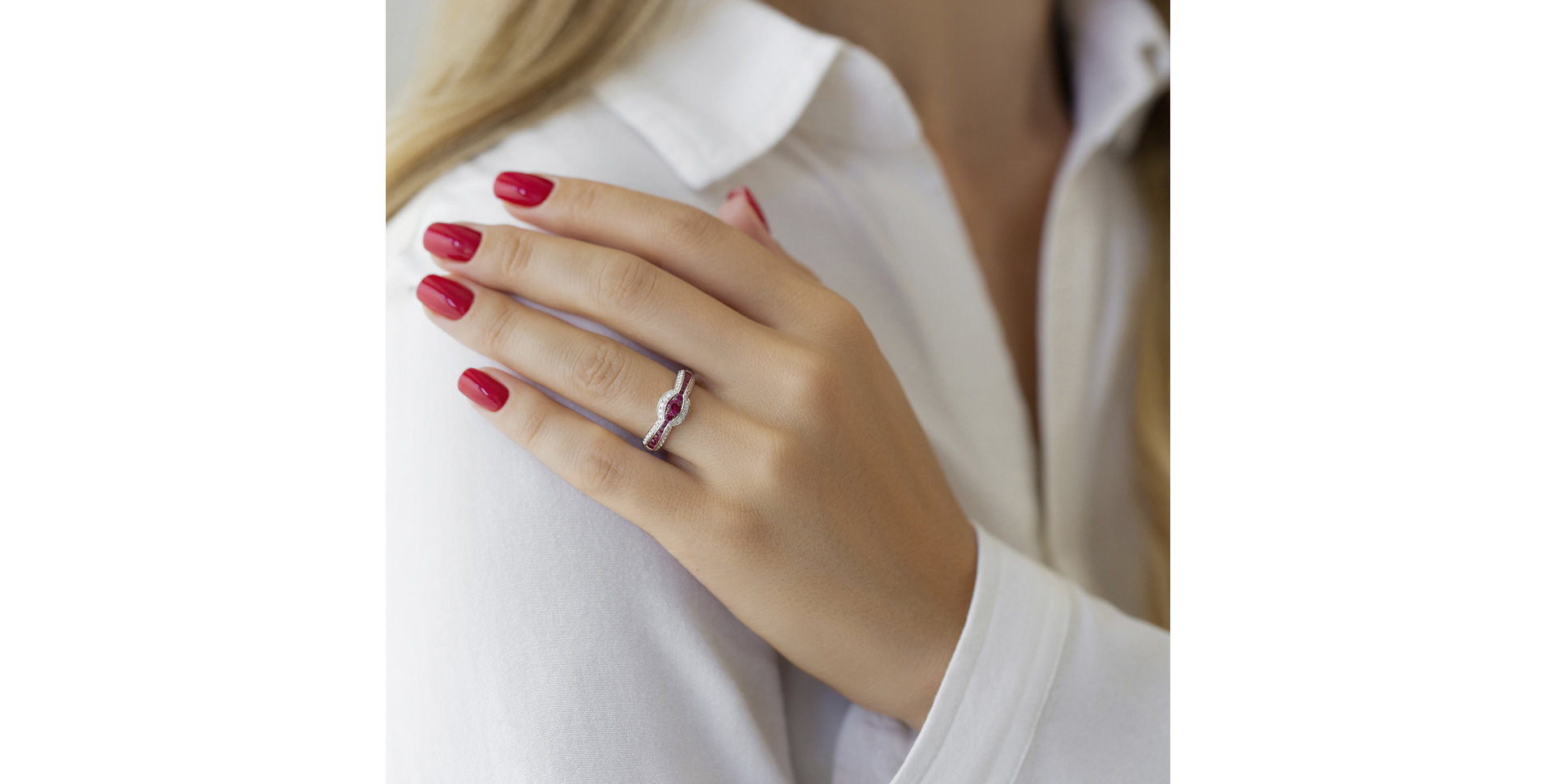 Diamond ring with Sapphire Fiore