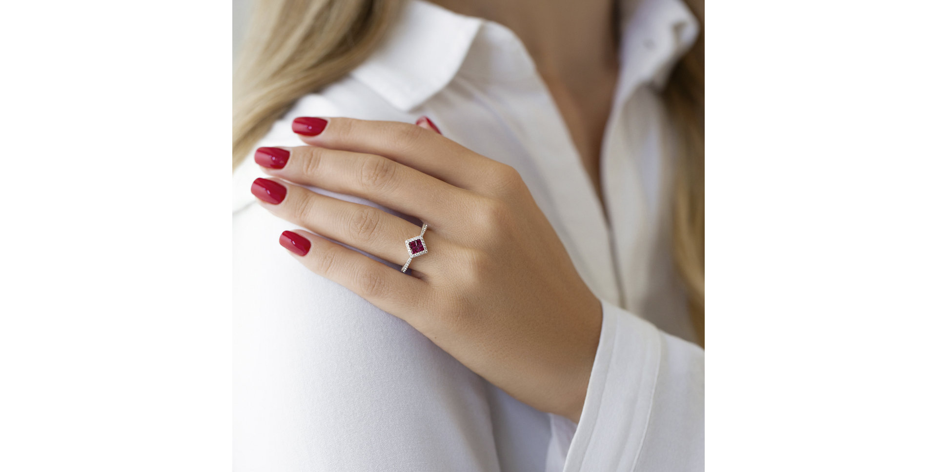 Diamond ring with Sapphire Ninfe