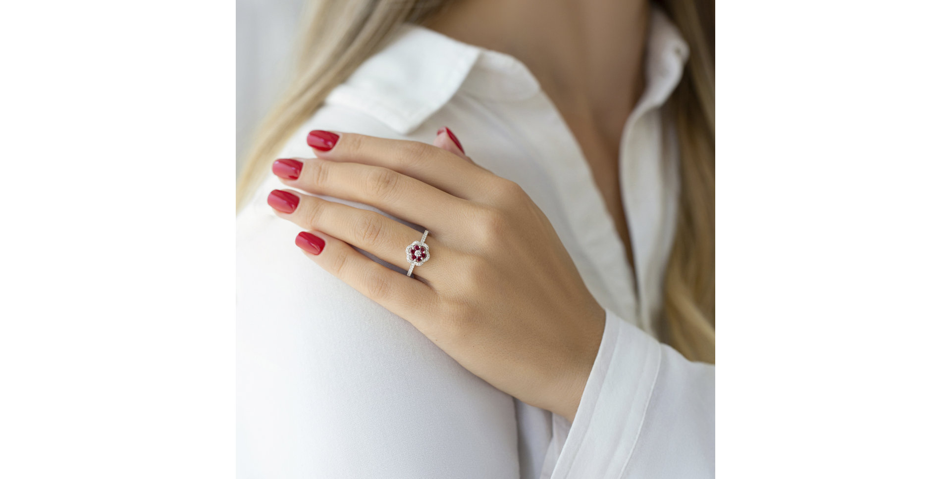 Diamond ring with Emerald Reign