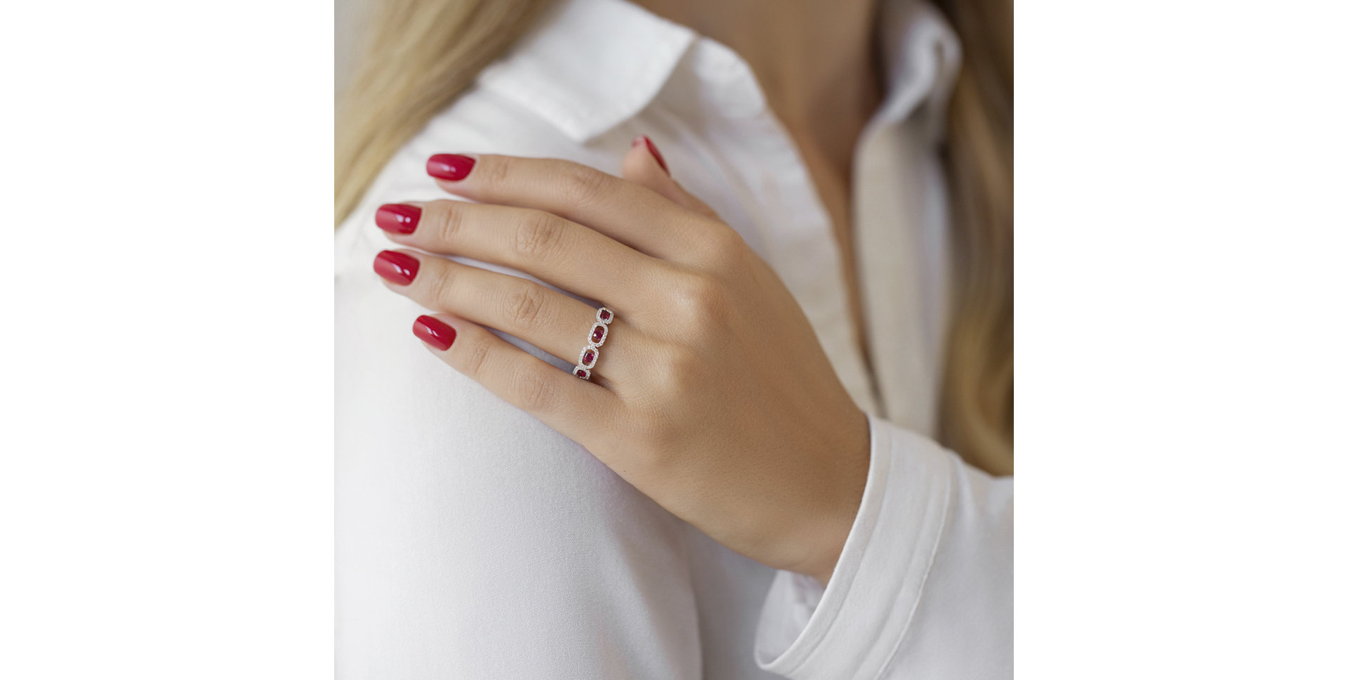 Diamond ring with Ruby Lexi