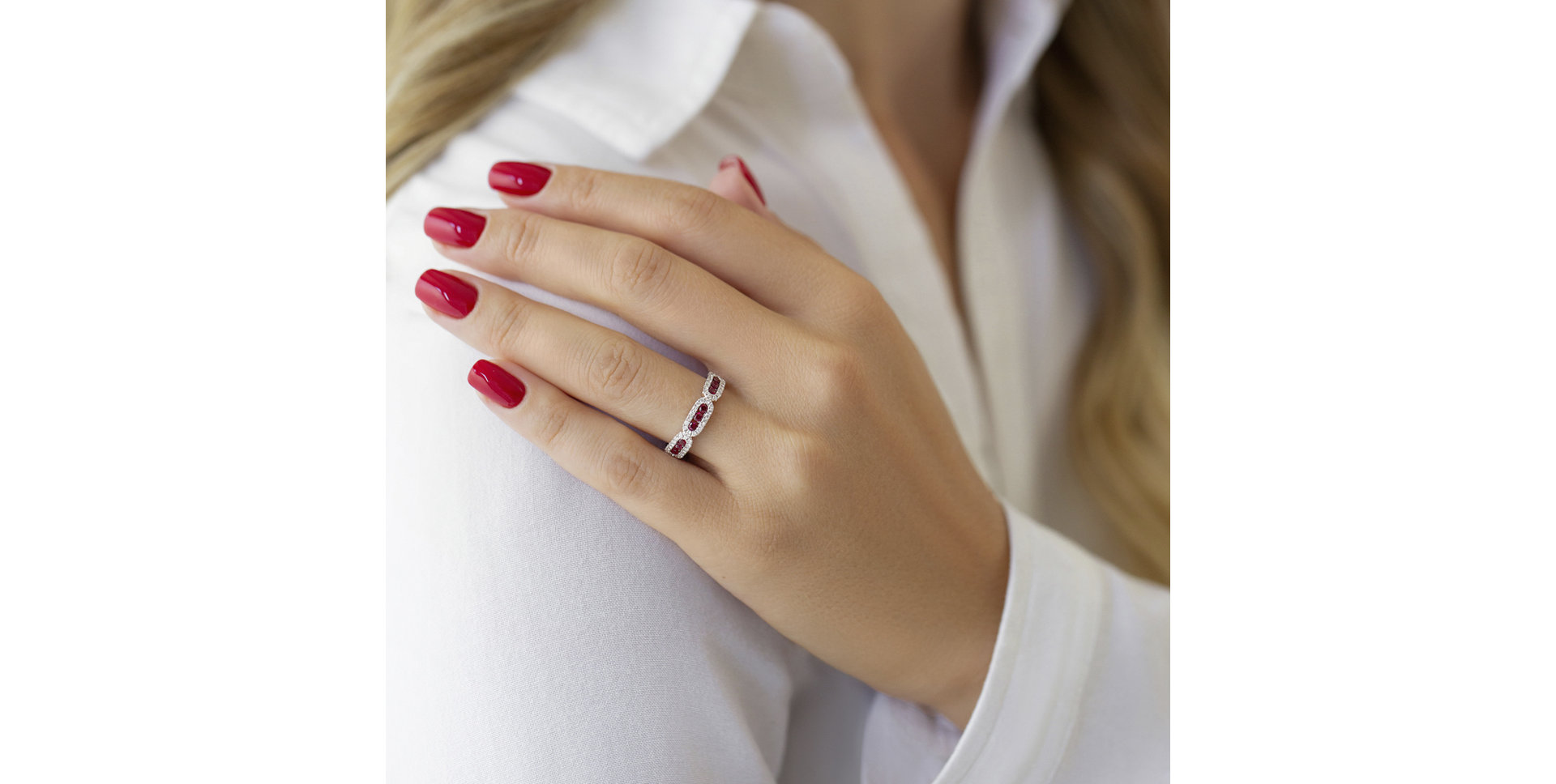 Diamond ring with Ruby Armandine