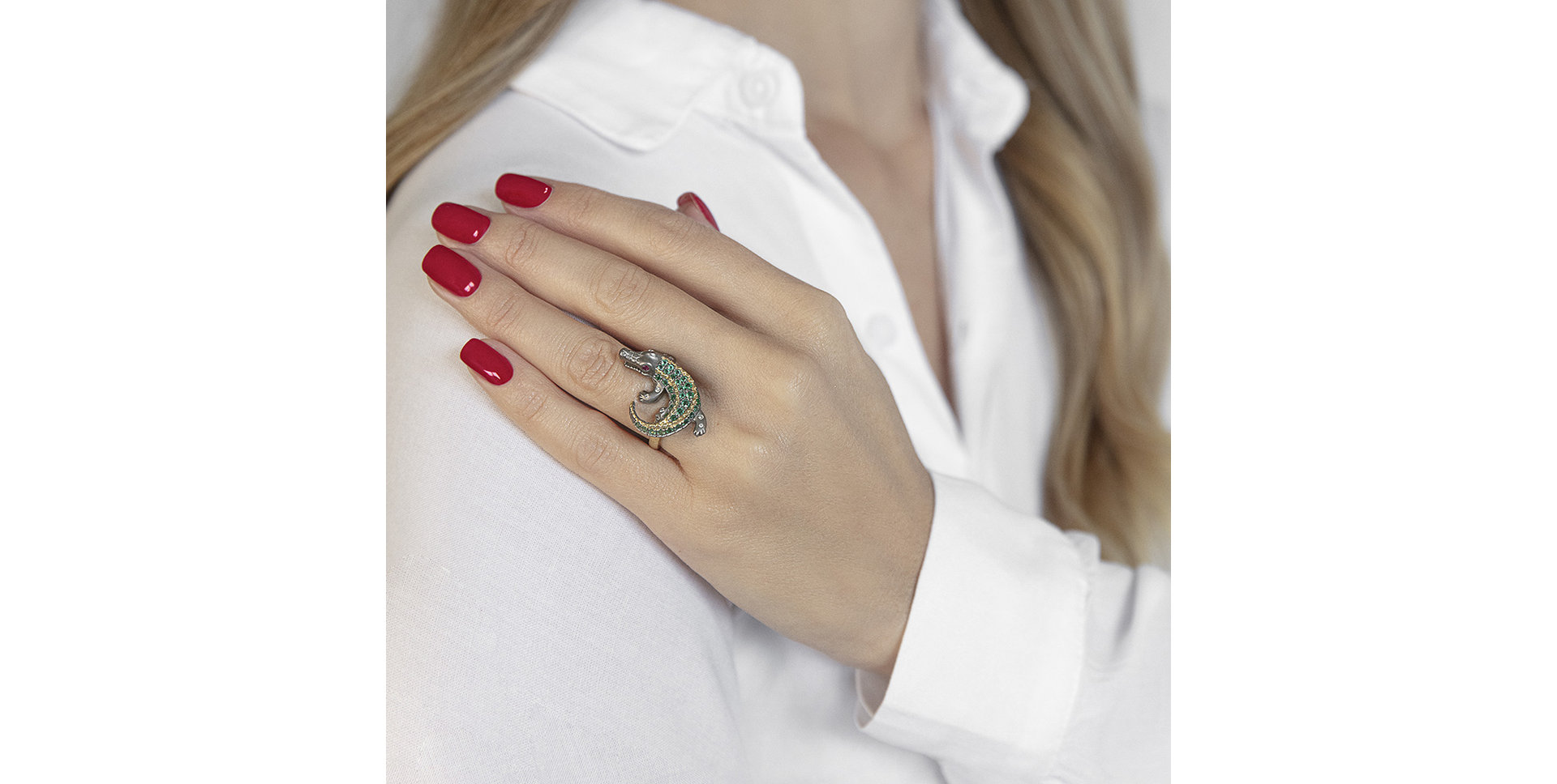 Diamond ring with Sapphire and Emerald Black Croco