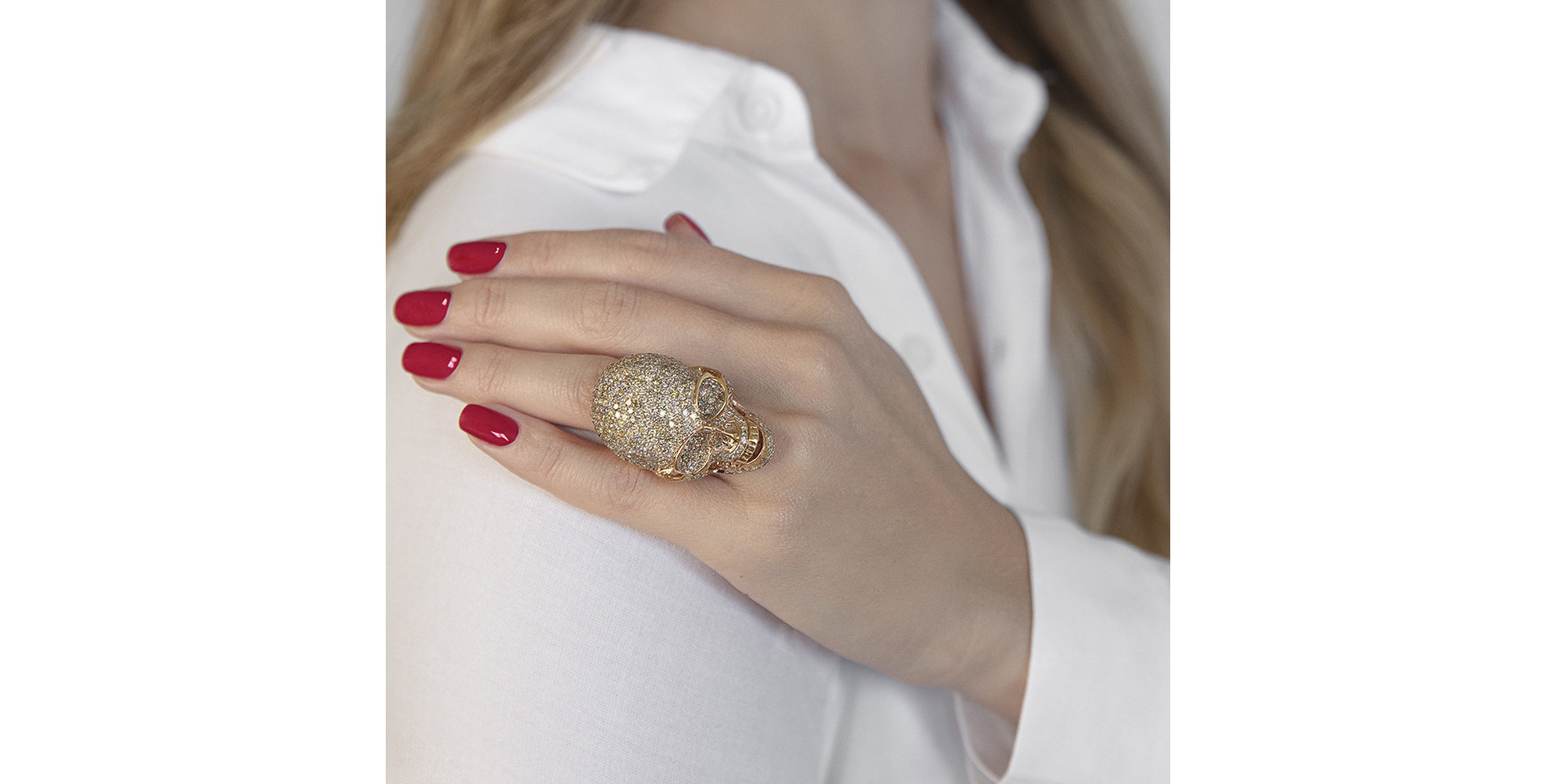 Ring with brown and white diamonds Diamond Skull