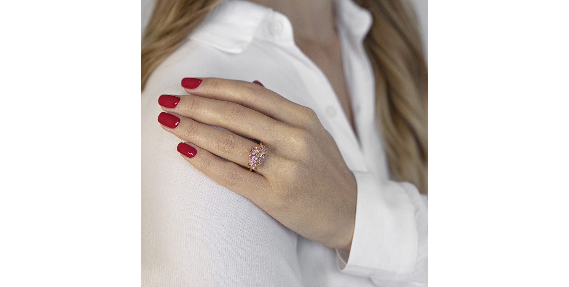 Ring with Sapphire and Garnet Fairytale Swan