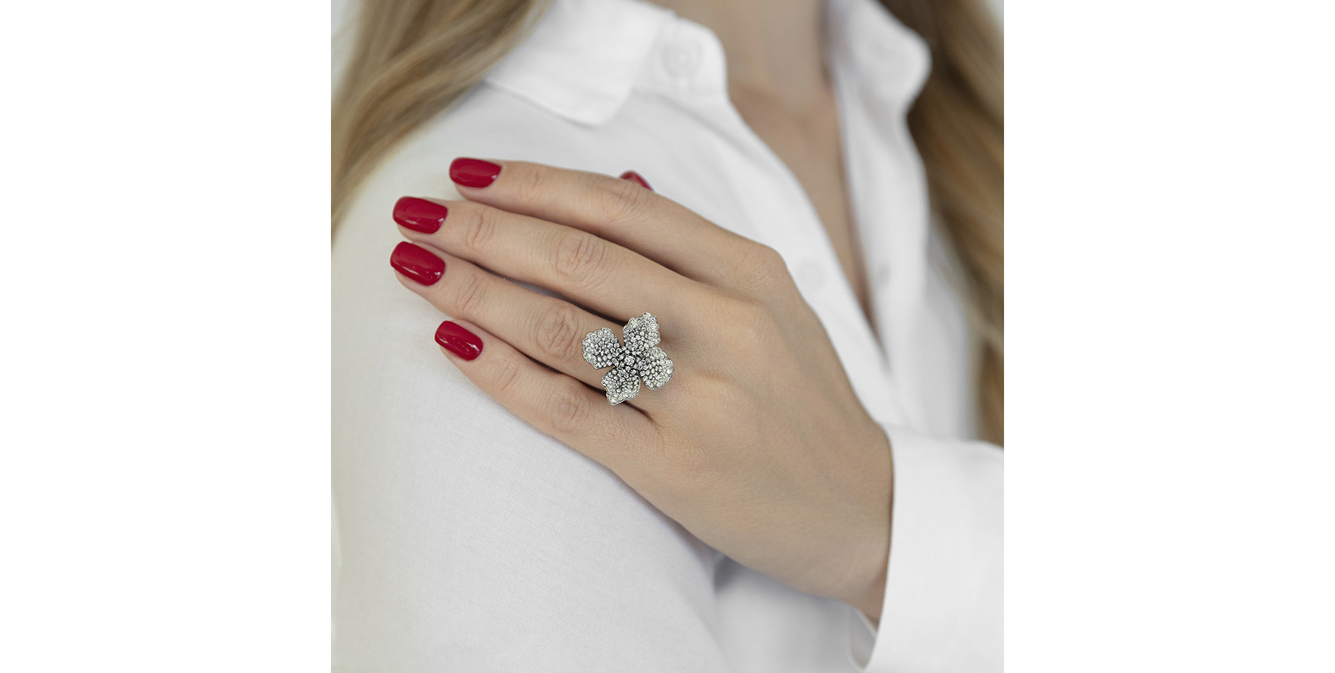 Ring with black and white diamonds Mystery Flower