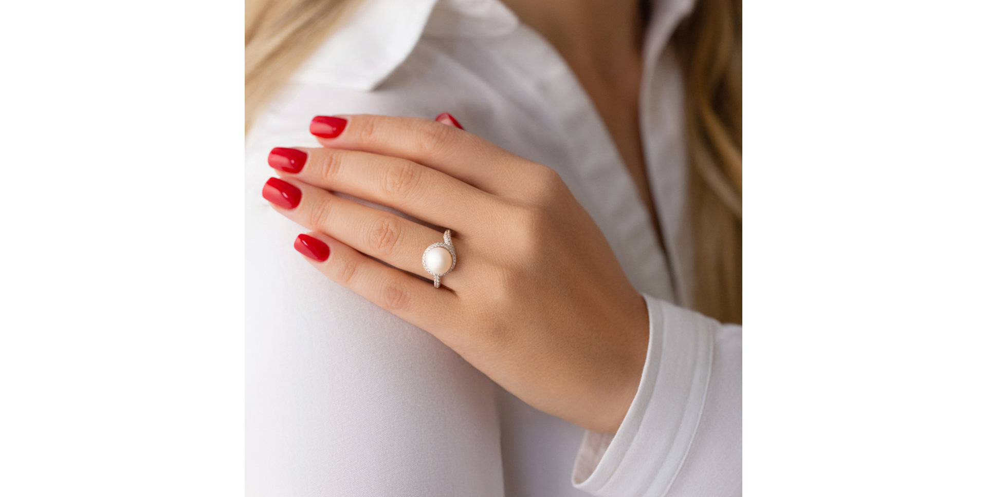 Diamond ring with Pearl Marine