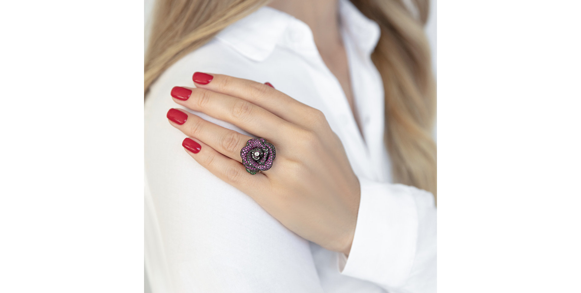 Ring with black and white diamonds, Ruby and Garnet Flor