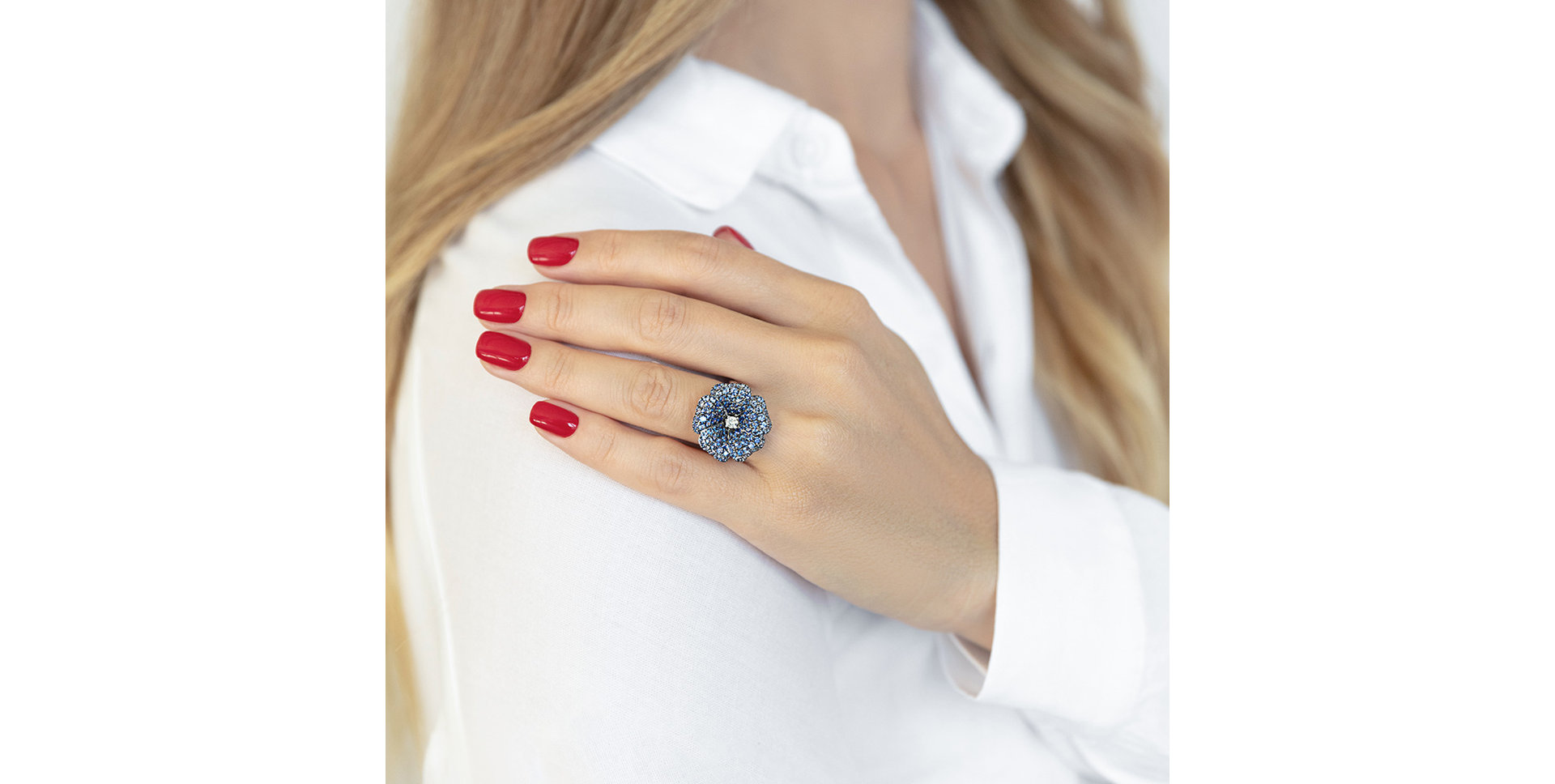 Diamond ring with Sapphire Blue Jasmin