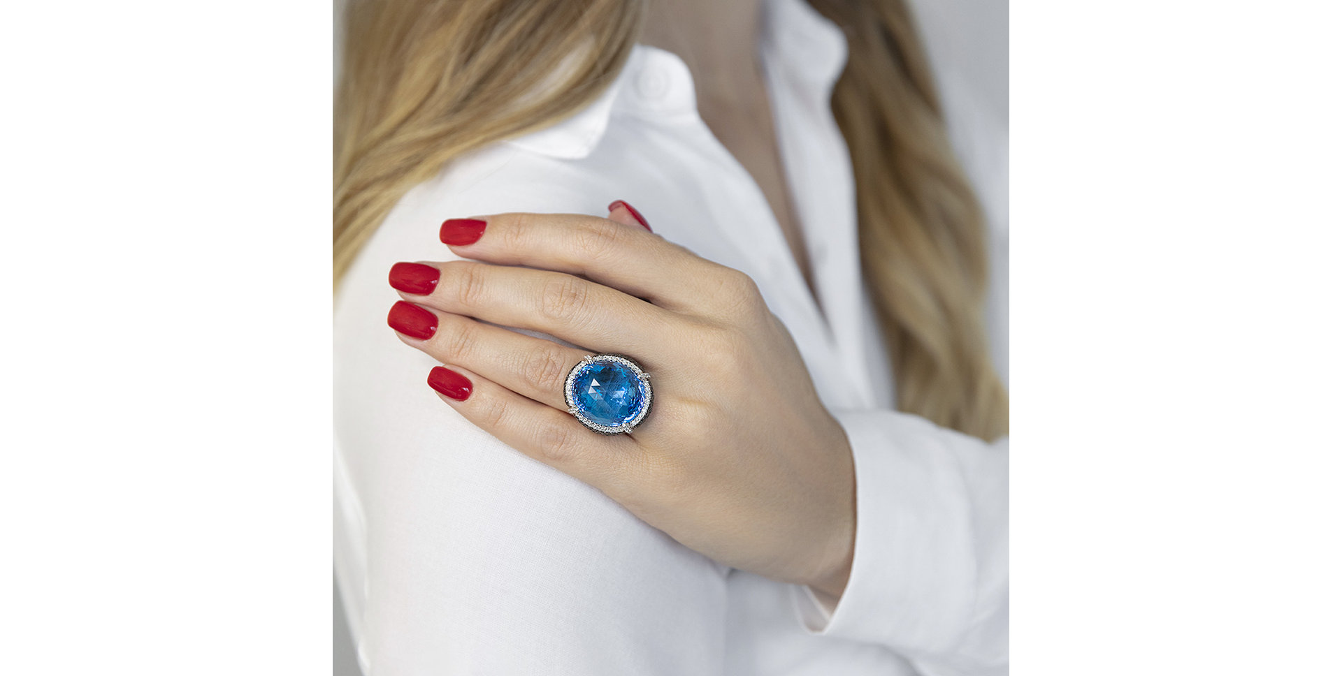 Ring with black and white diamonds and Topaz Dwight