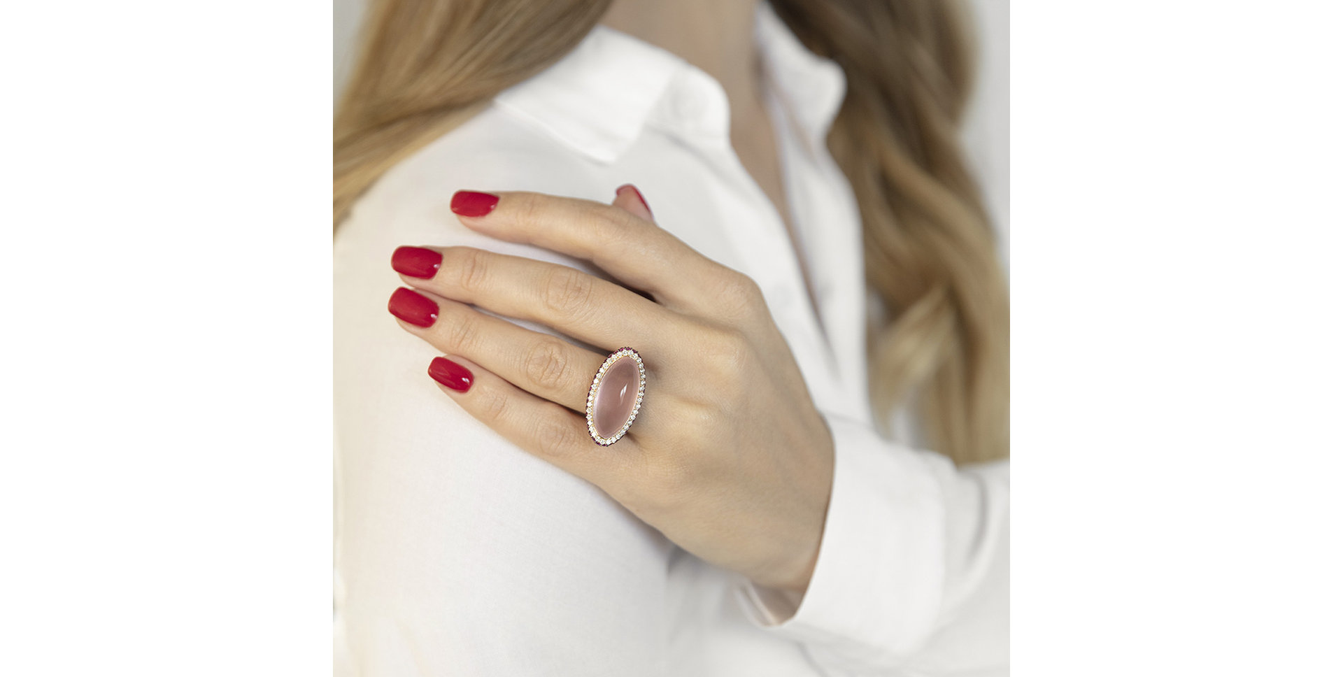 Ring with black and white diamonds and Topaz Blanc