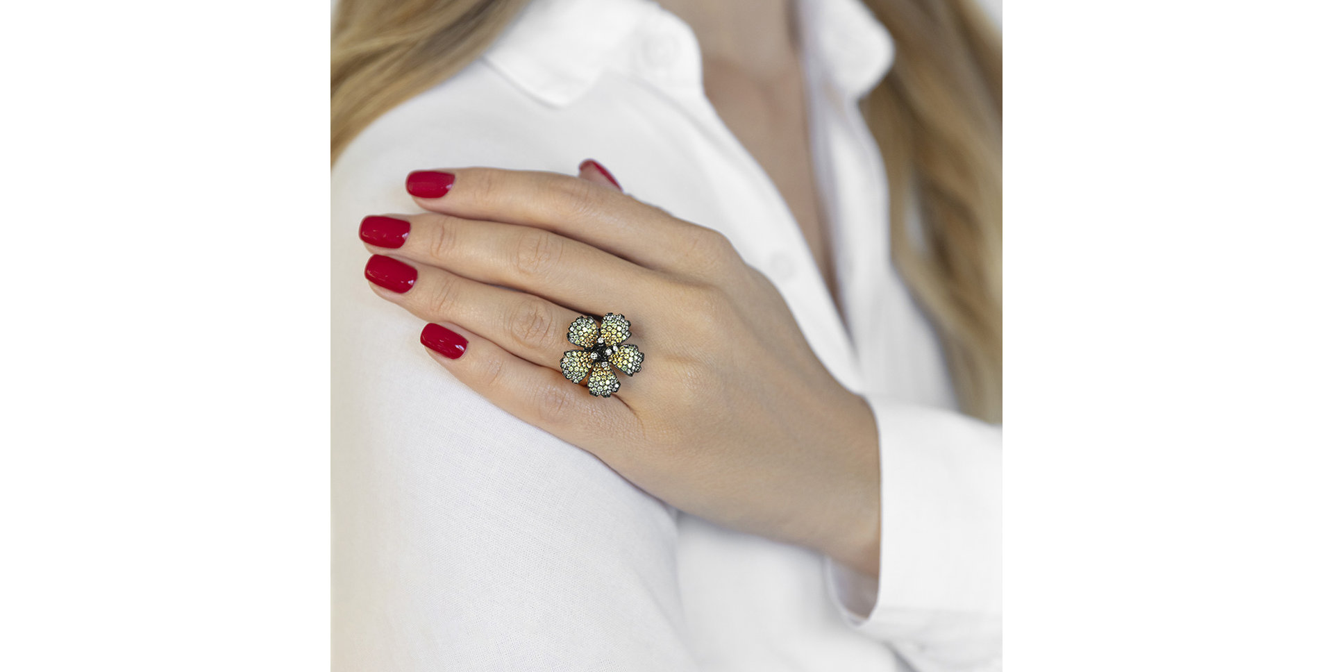 Diamond ring with Sapphire Elfrieda