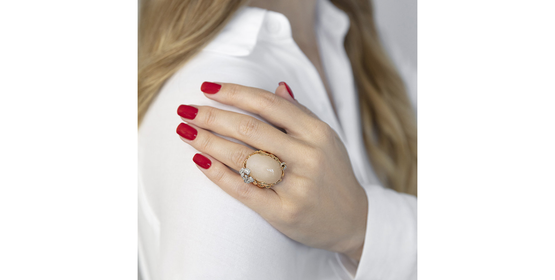 Ring with Moonstone and diamonds Deloras