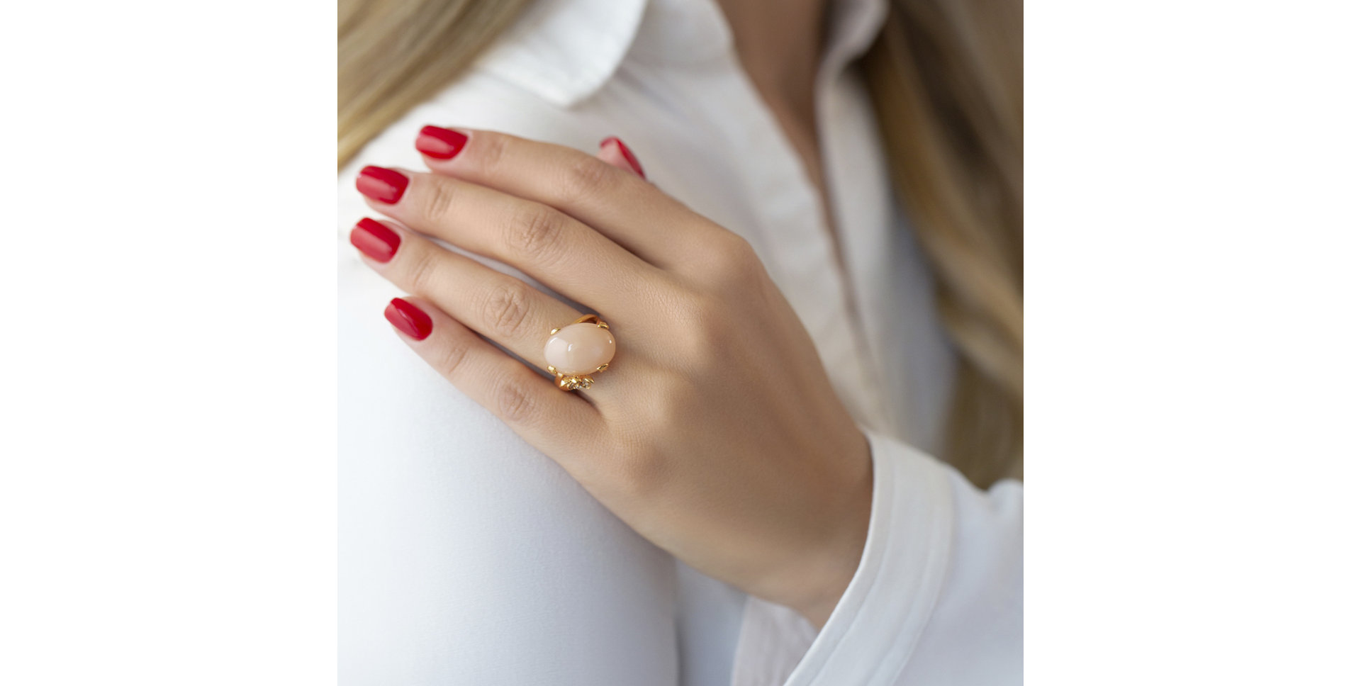 Ring with Moonstone and diamonds Light Salmon