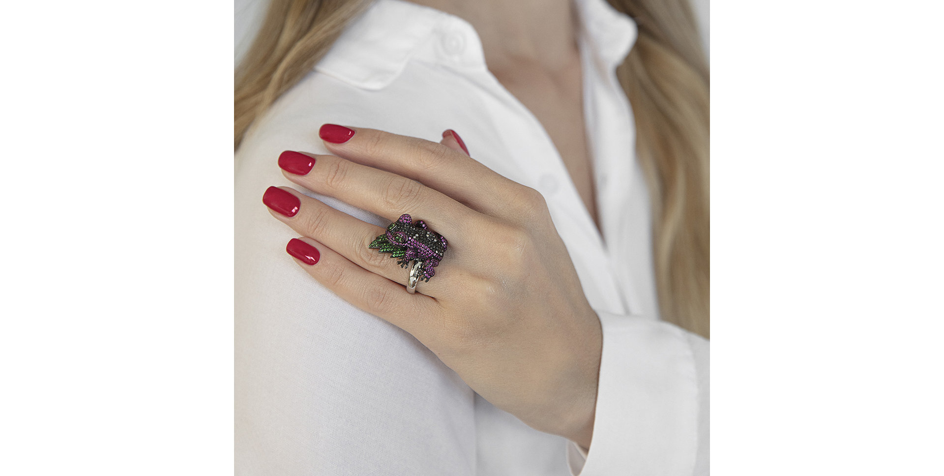 Ring with black and white diamonds, Sapphire and Garnet Fairy tale Frog