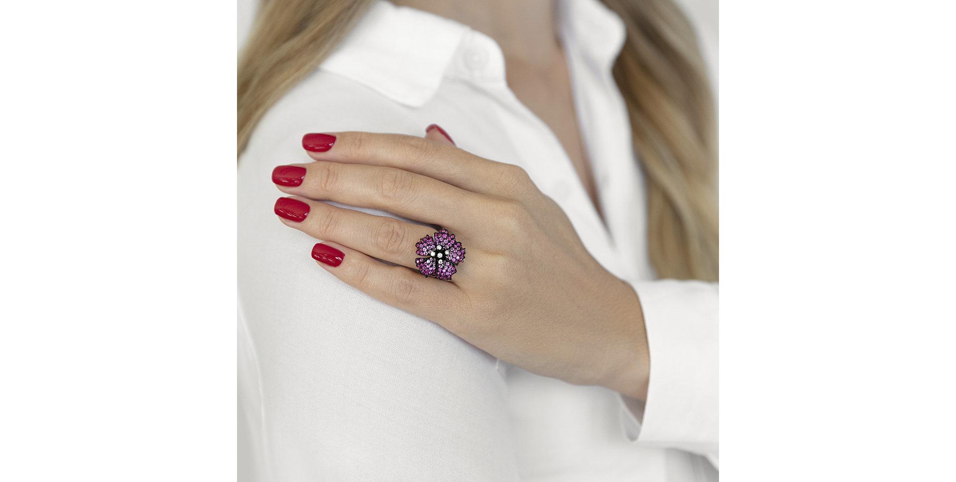 Diamond ring with diamonds, Sapphire and Ruby Cara
