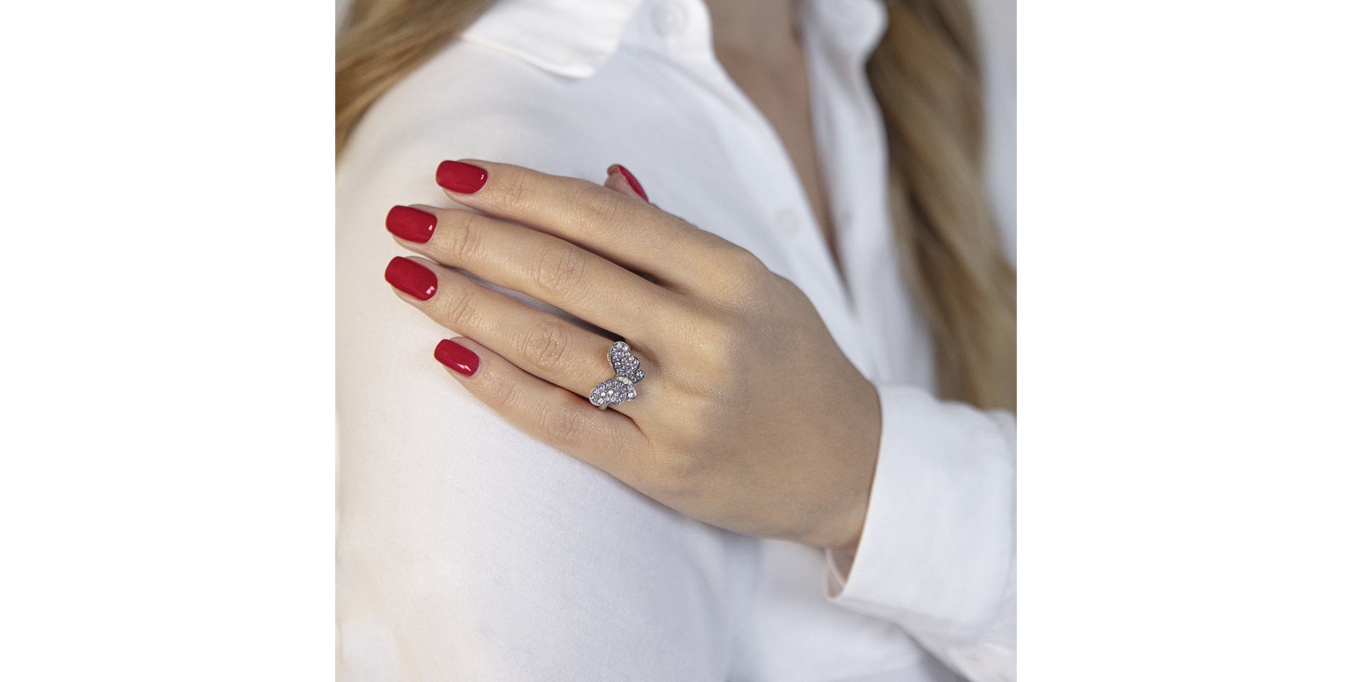 Diamond ring with Sapphire Rawishing Butterfly