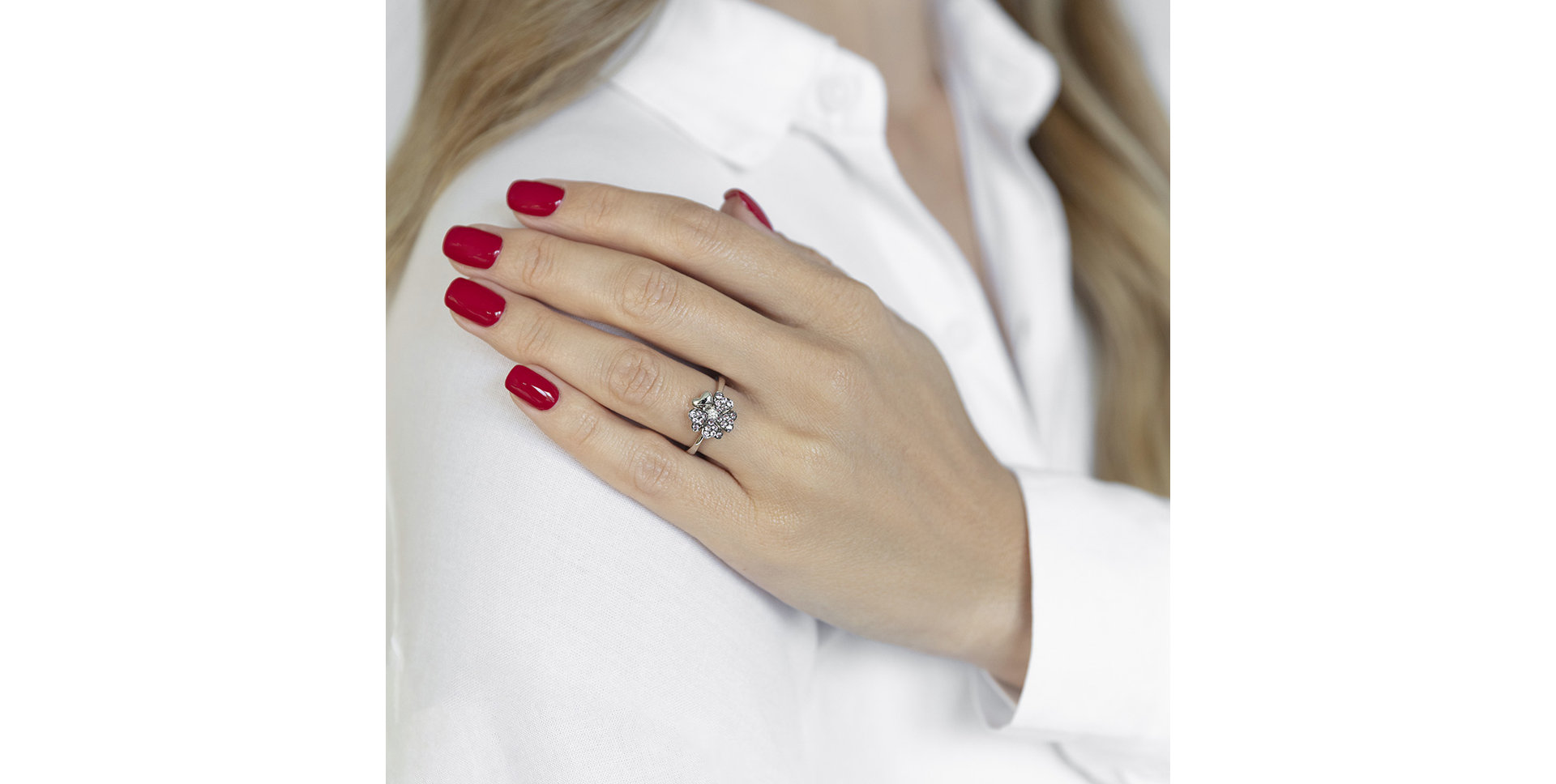 Diamond ring with Sapphire Flower Love