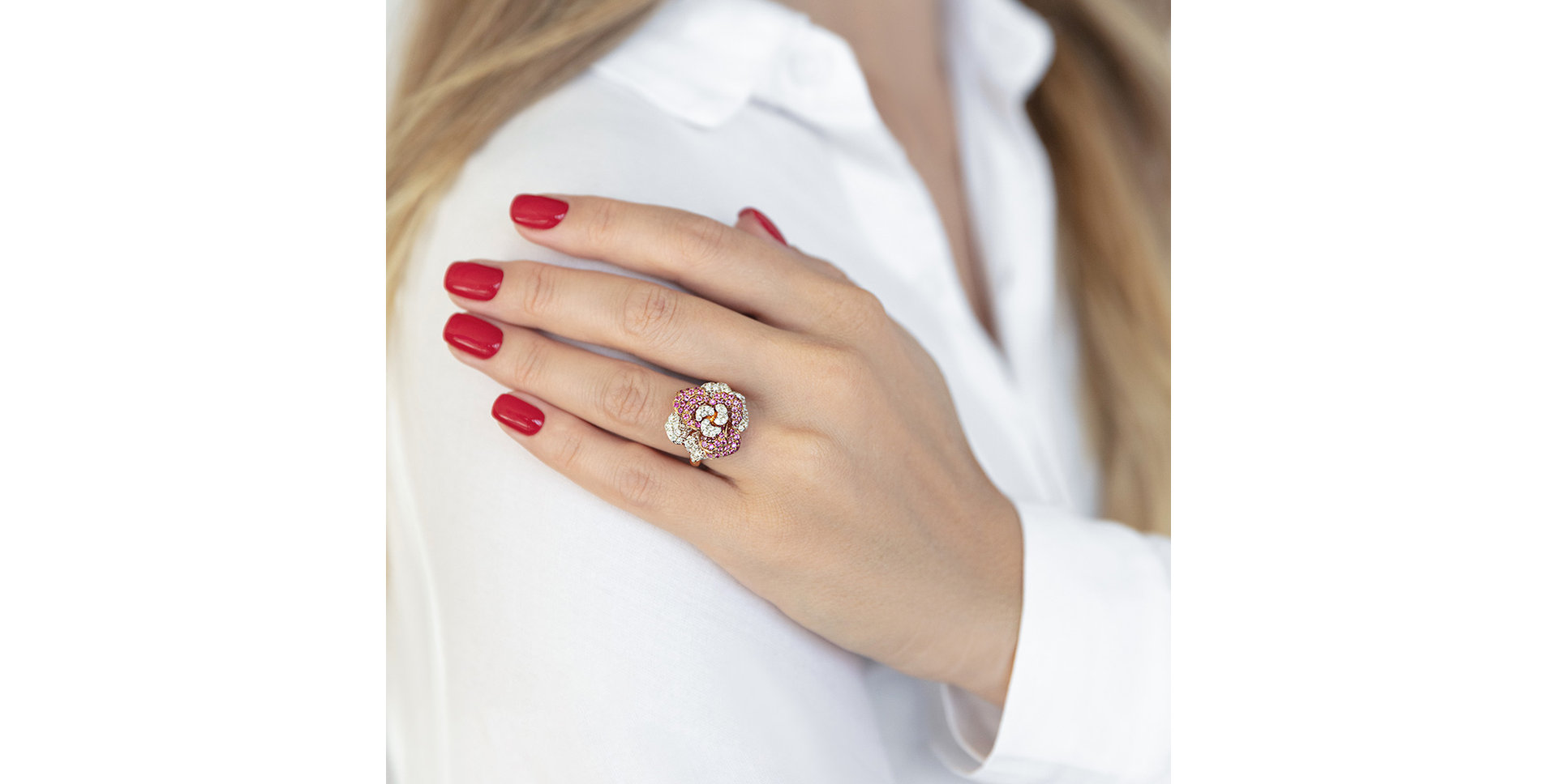 Diamond ring with Sapphire Exotic Magnolia