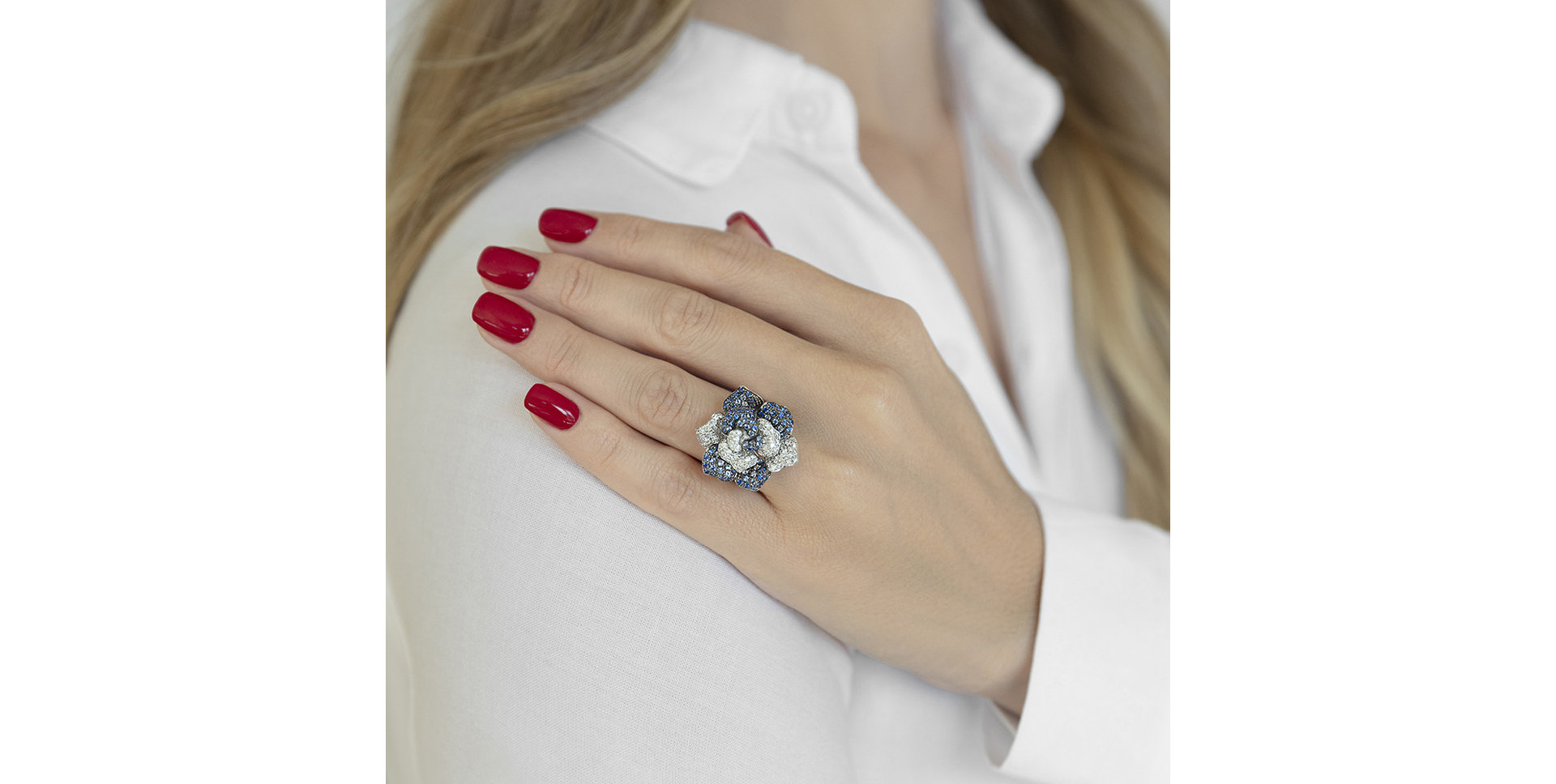 Diamond ring with Sapphire Magnolia Glory