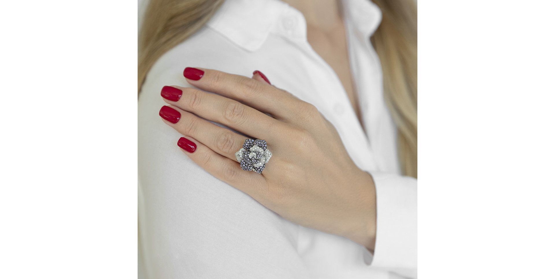 Diamond ring with Sapphire Magnolia Glory