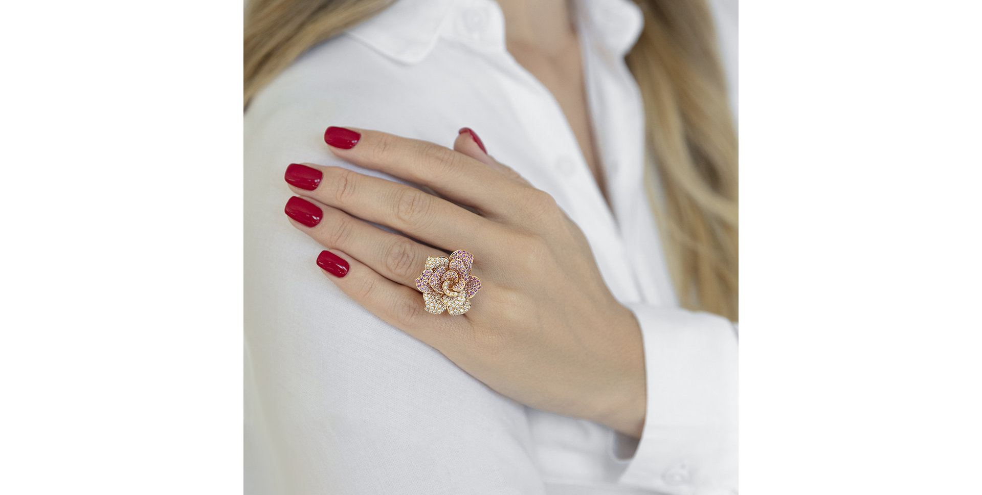 Diamond ring with Sapphire Heavenly Magnolia