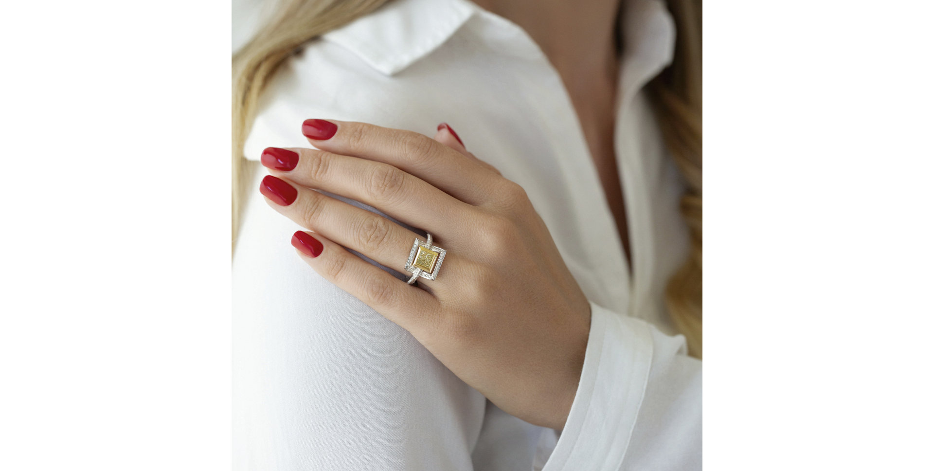 Ring with yellow and white diamonds Signature of Fantasy