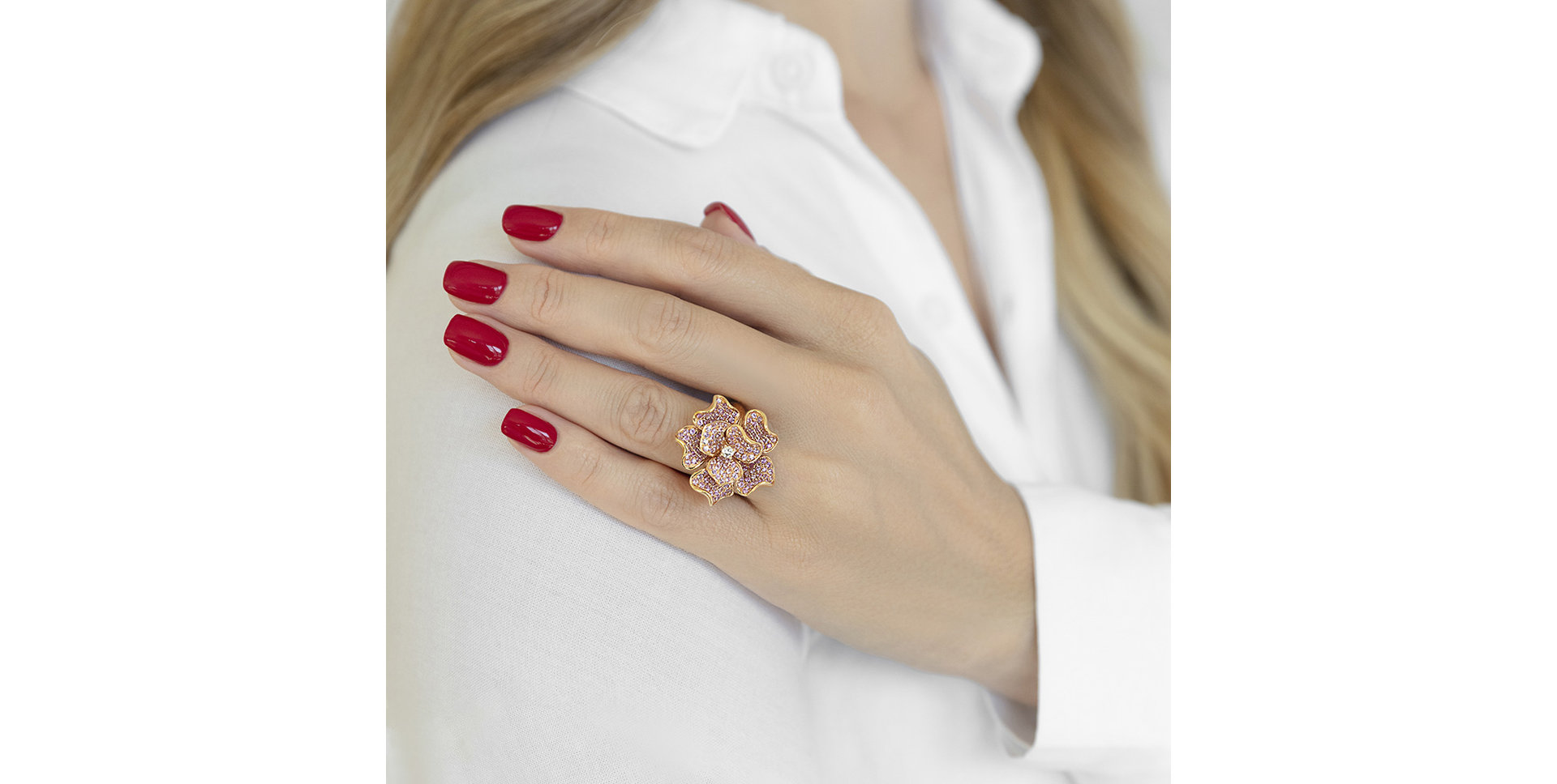 Diamond ring with Sapphire Rosalinda