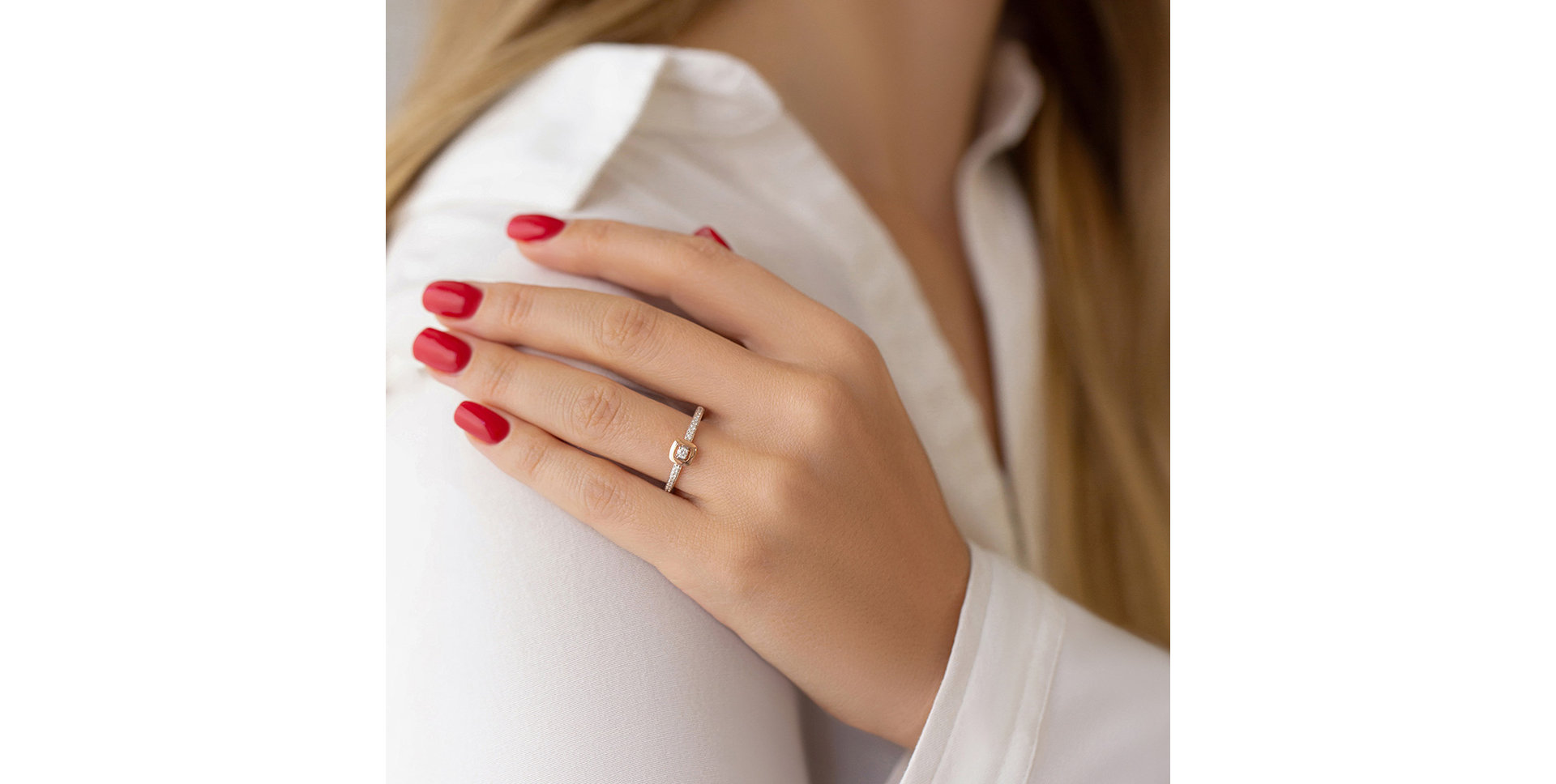 Diamond ring Golden Square