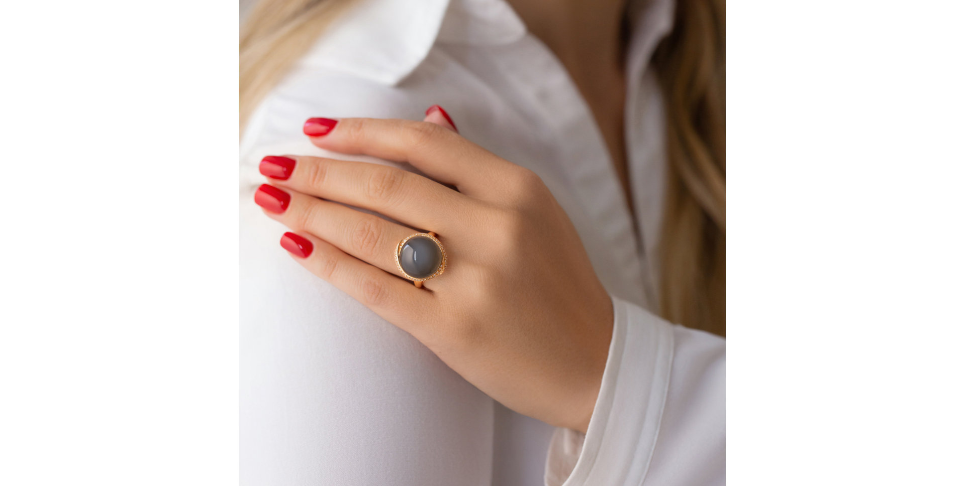 Ring with Moonstone and diamonds Night Eye