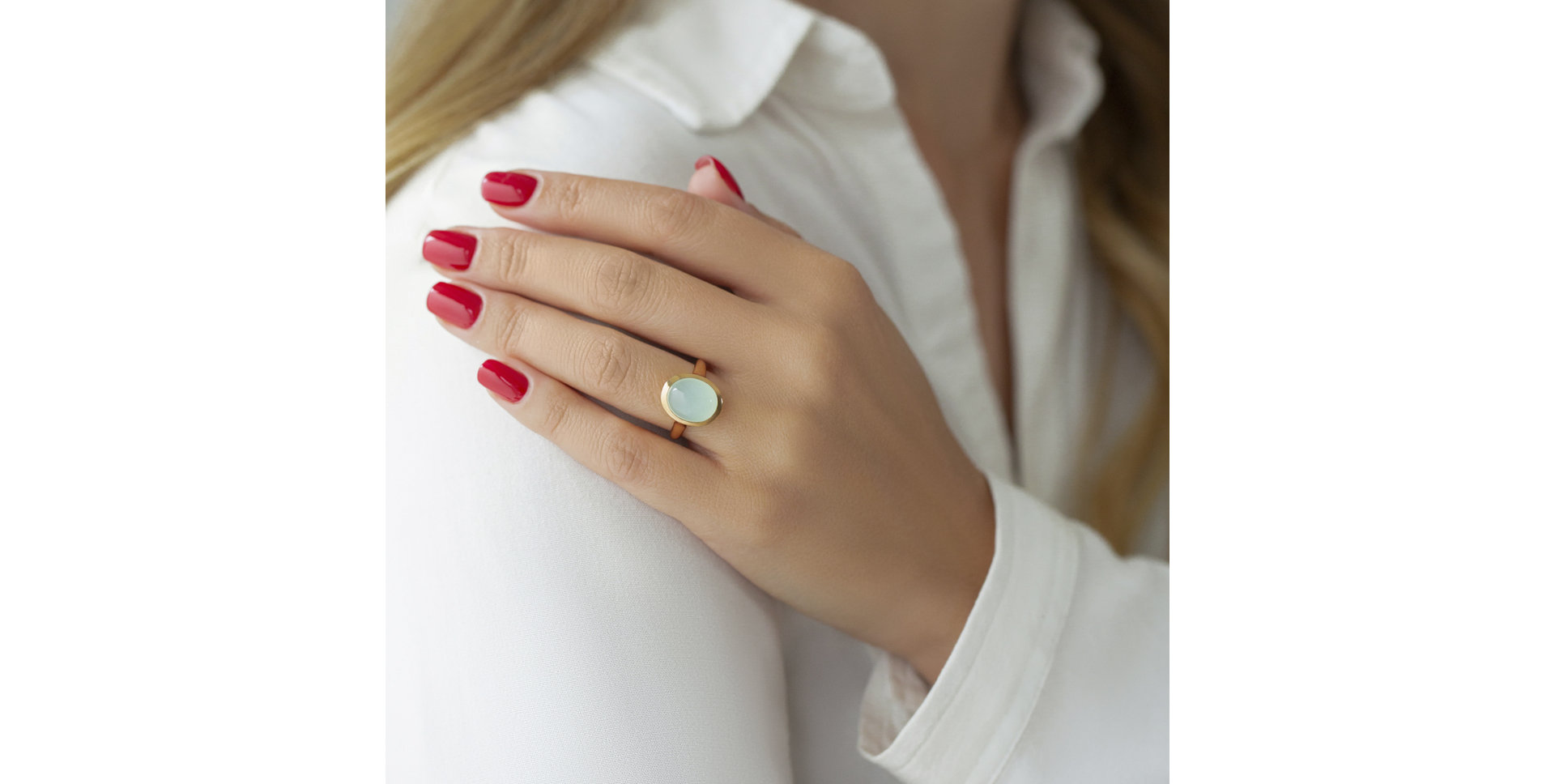 Ring with Crystal and Mother of Pearl Stylish Goth