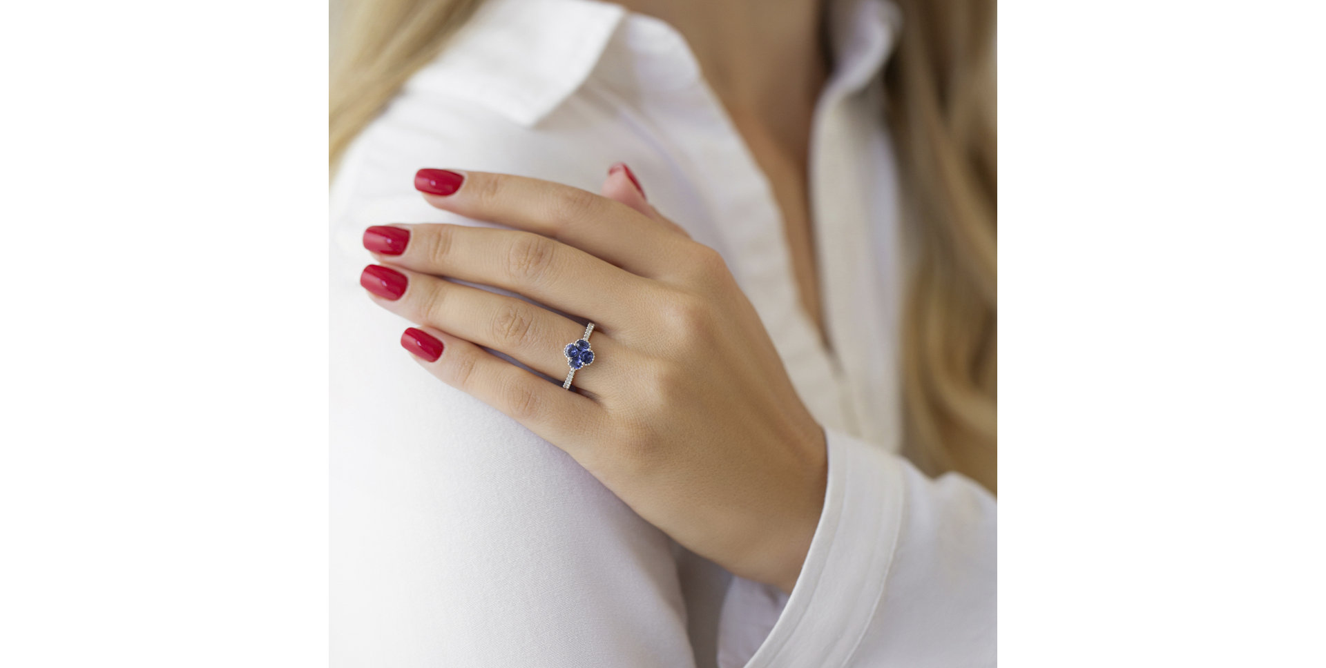 Diamond ring with Sapphire Beatrix