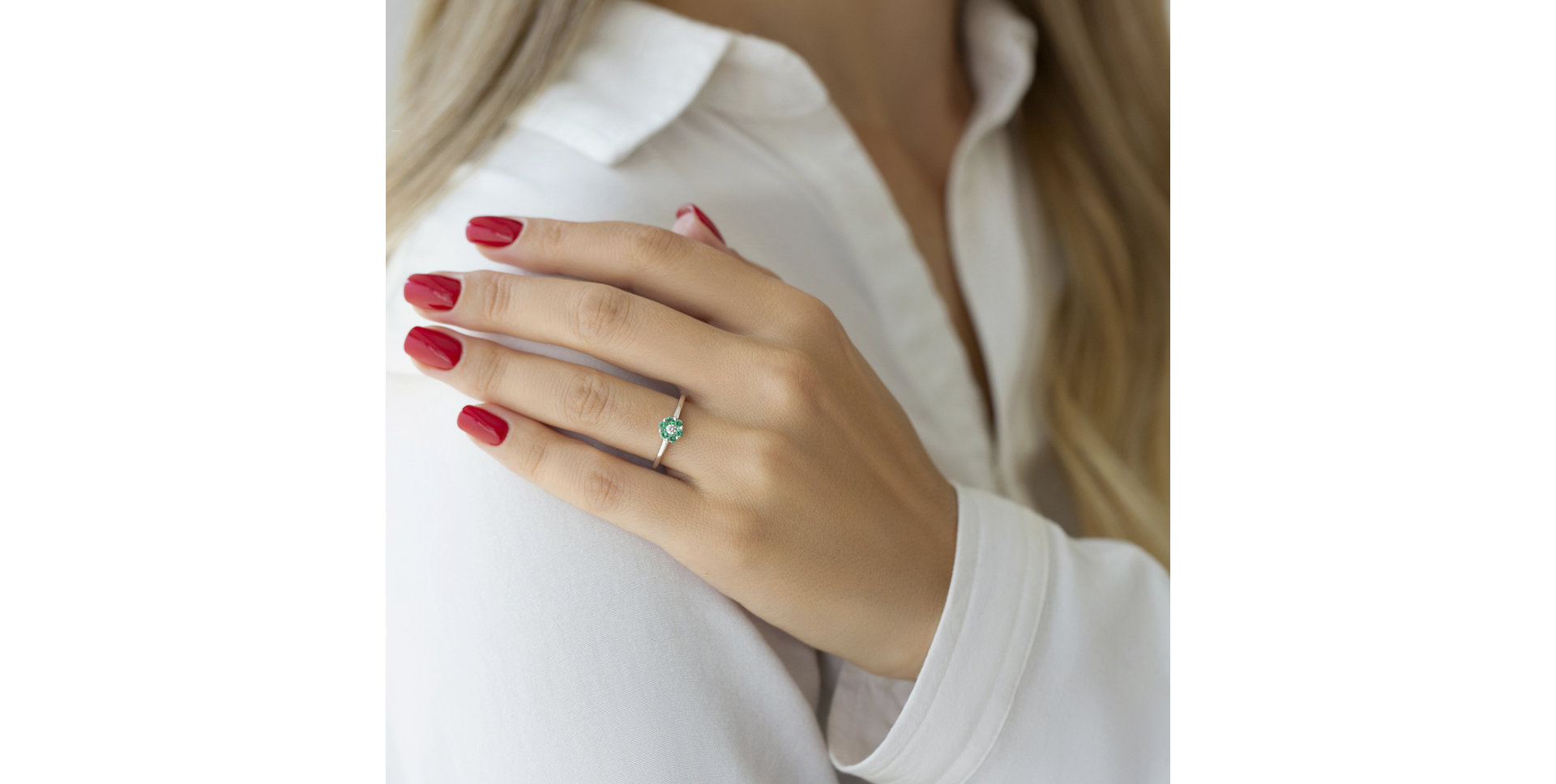 Diamond ring with Emerald Rosalie