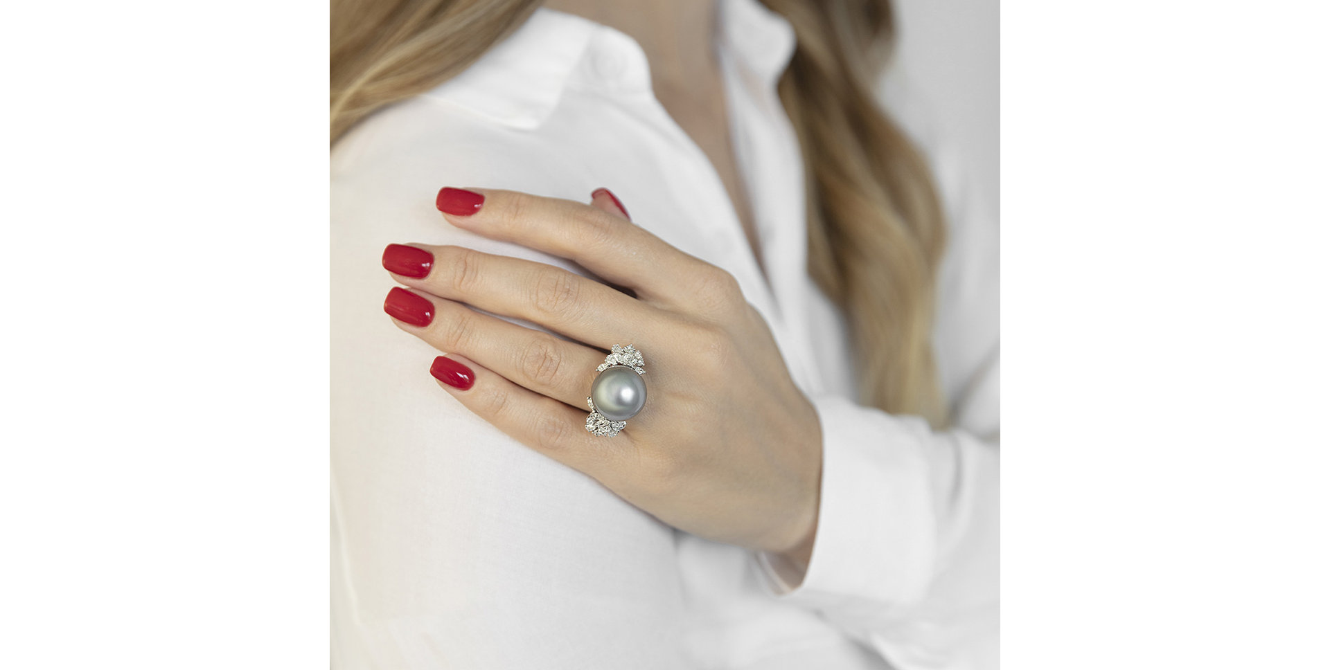 Diamond ring with Pearl Blue Miracle